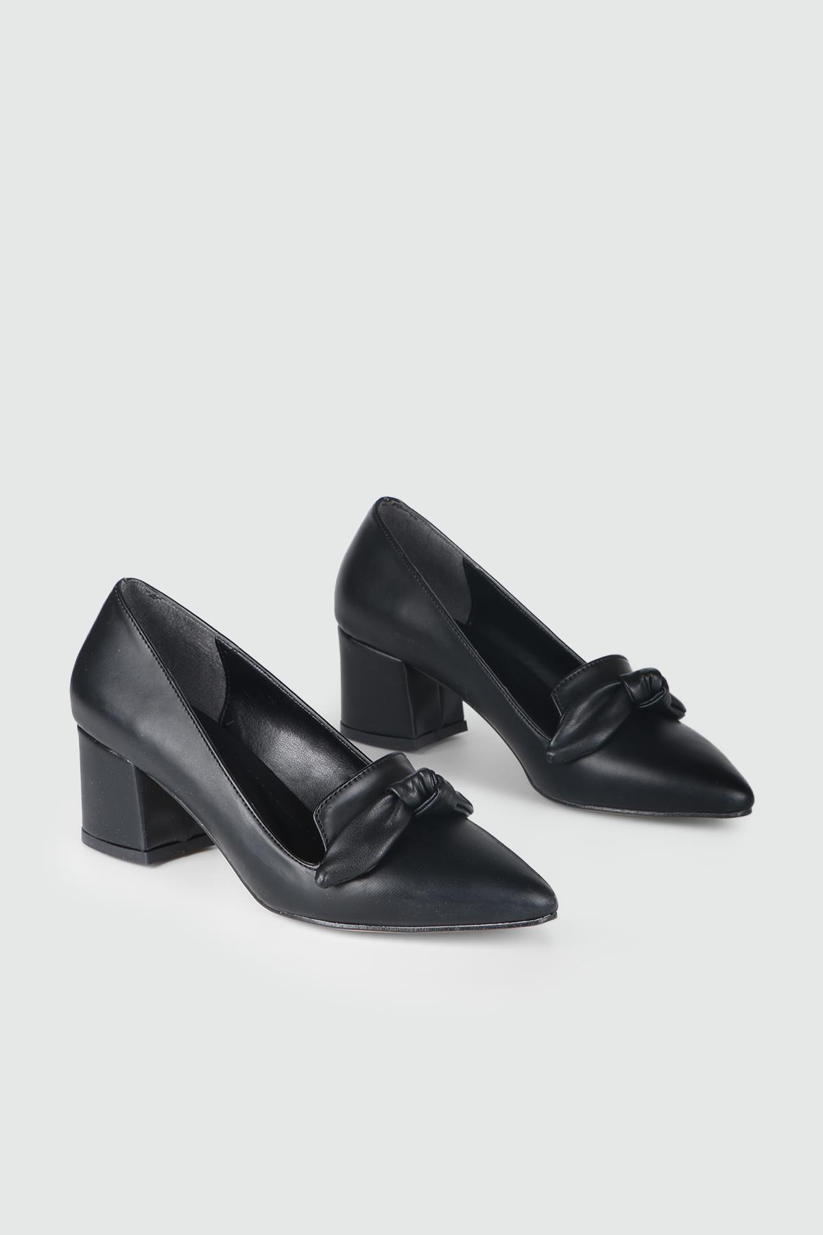 Fiyonklu Topuklu Siyah Kadın Ayakkabı OŞM-05 Kadın Alçak Topuklu Carla Bella My Bella OŞM-05 KADIN 24Y