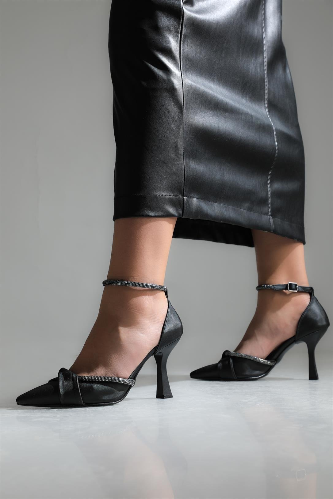 Kadeh Ökçeli Taşlı Abiye Stiletto Siyah Saten Kadın Ayakkabı SÇ-04 Kadın Stiletto Carla Bella My Bella SÇ-04 23Y