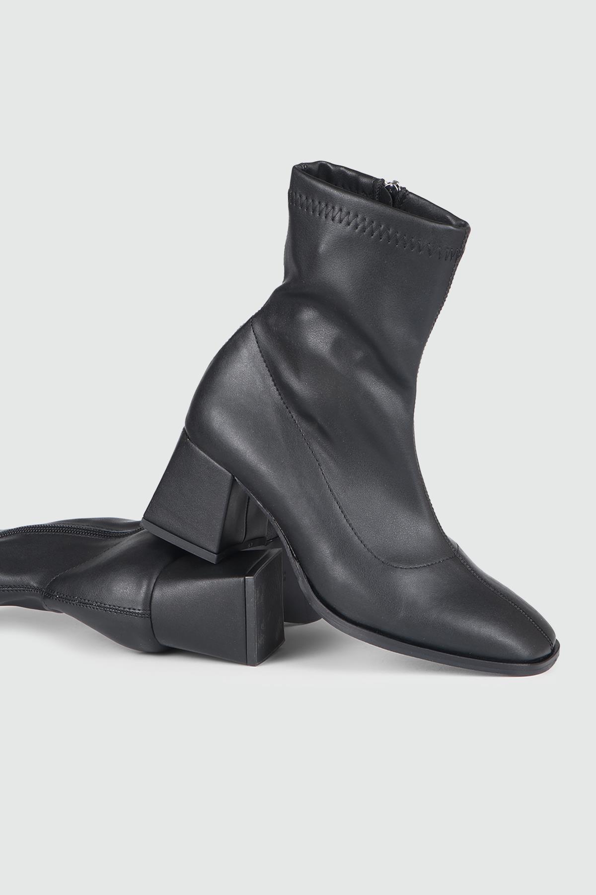 Kadeh Topuklu Sivri Burun Şık Siyah Kadın Ayakkabı MB-2001 Kadın Klasik Topuklu Bot MyBella My bella MB-2001 KADIN 24K