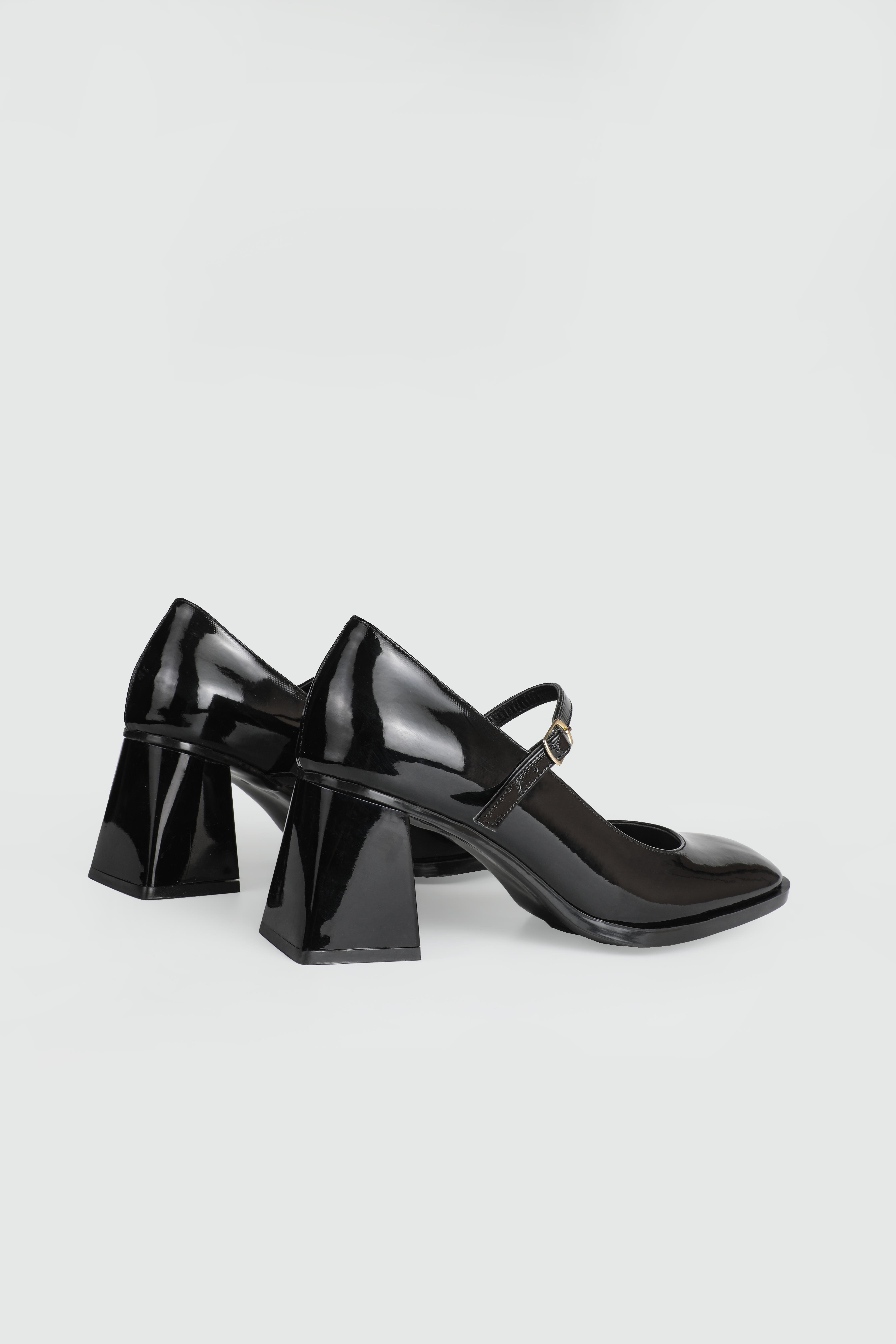 Küt Burunlu Siyah Rugan Kadın Topuklu Ayakkabı MD-2025 Kadın Yüksek Topuklu Carla Bella My Bella MD-2025 Kadın 25Y