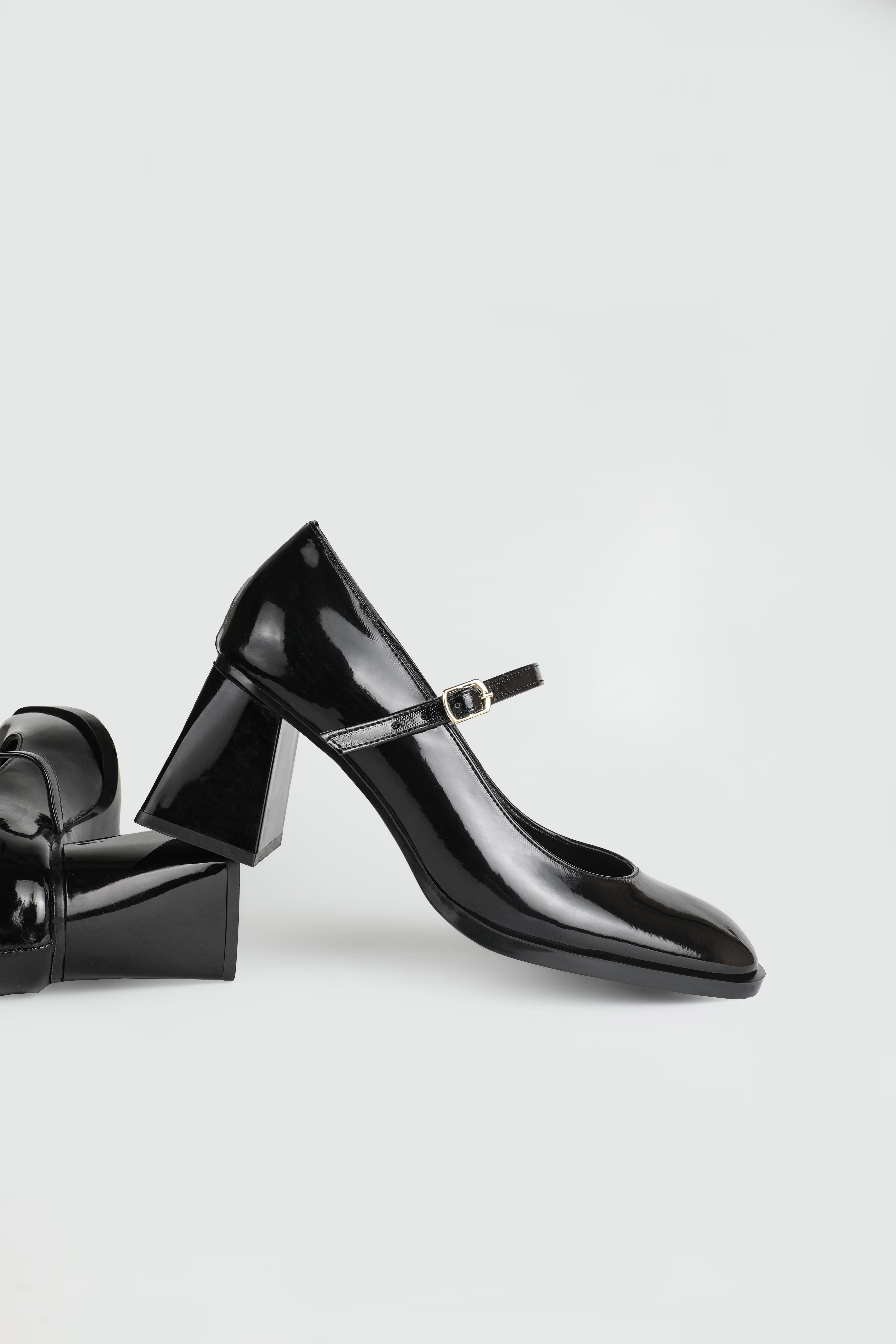 Küt Burunlu Siyah Rugan Kadın Topuklu Ayakkabı MD-2025 Kadın Yüksek Topuklu Carla Bella My Bella MD-2025 Kadın 25Y