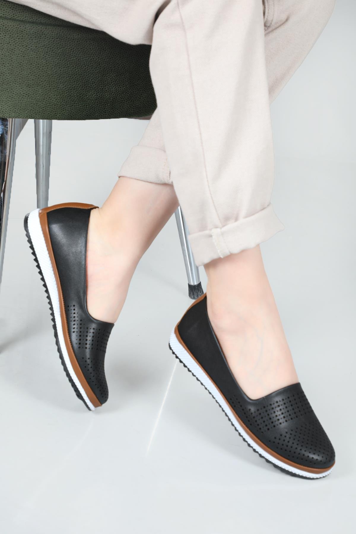 Nefes Alır Ortapedik Taban Siyah Kadın Ayakkabı 512 Kadın Günlük Ayakkabı Carla Bella Umay 512 22Y