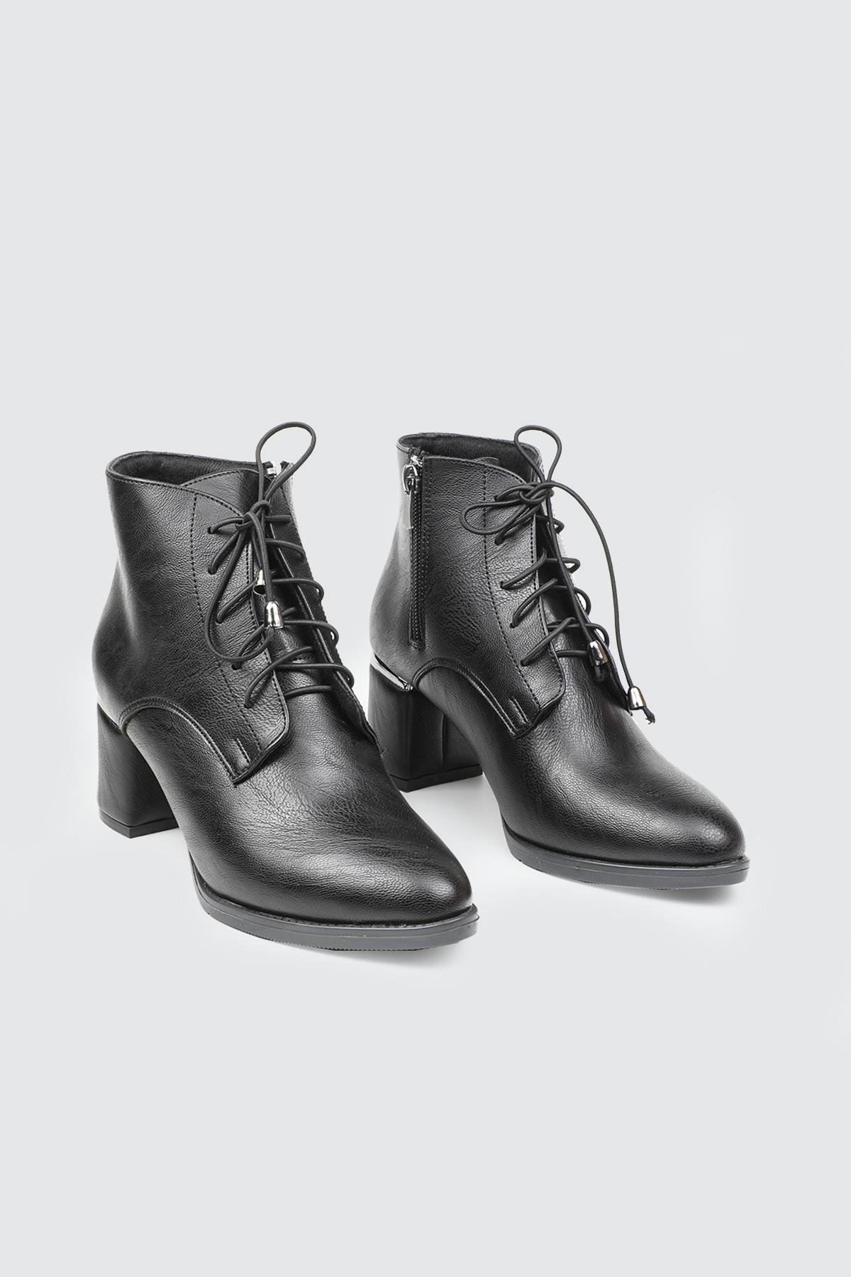 Tokalı Üç Biyeli Siyah Kadın Ayakkabı MY BELLA KH-024 Kadın 25K Kadın Günlük Ayakkabı MyBella MY BELLA KH-024 Kadın 25K