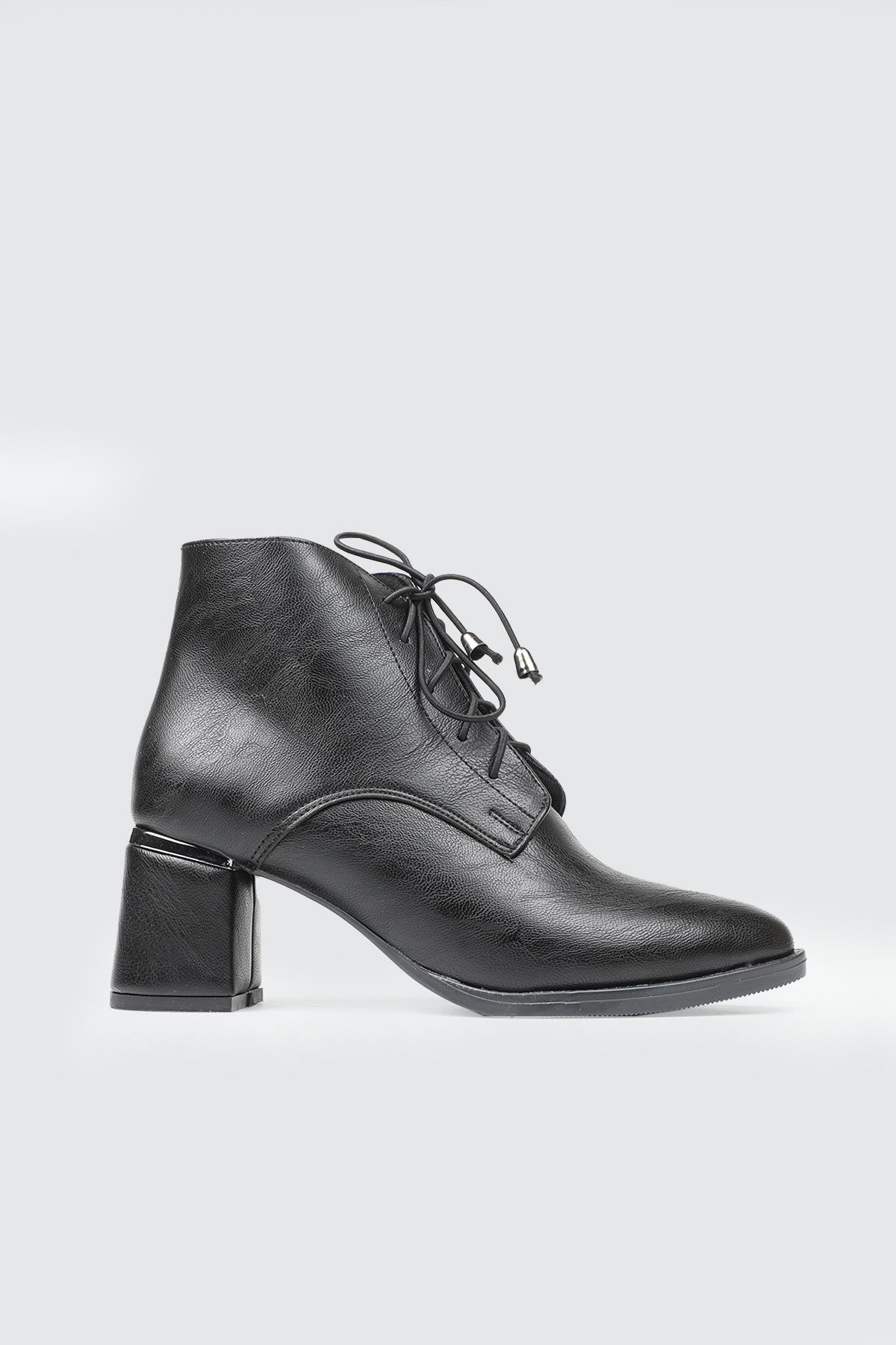 Tokalı Üç Biyeli Siyah Kadın Ayakkabı MY BELLA KH-024 Kadın 25K Kadın Günlük Ayakkabı MyBella MY BELLA KH-024 Kadın 25K