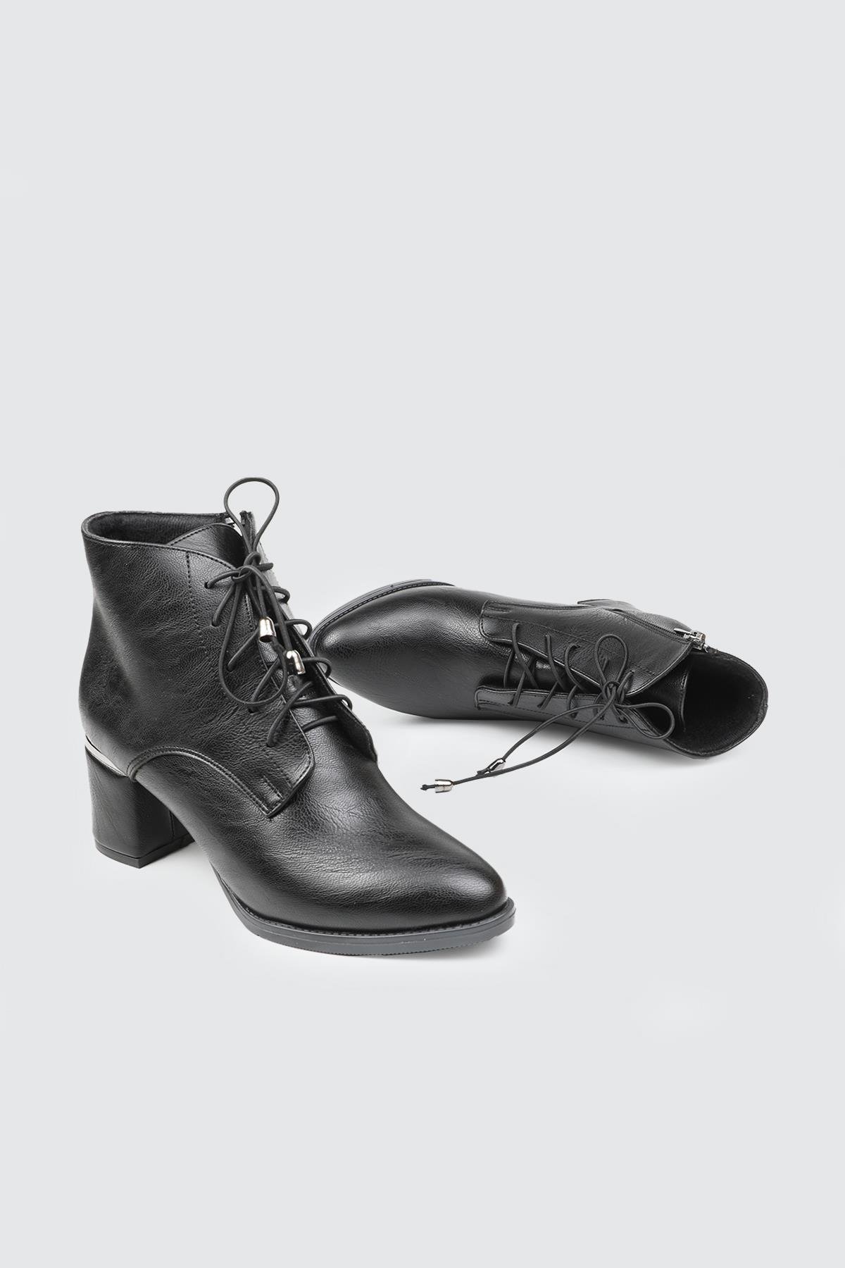 Tokalı Üç Biyeli Siyah Kadın Ayakkabı MY BELLA KH-024 Kadın 25K Kadın Günlük Ayakkabı MyBella MY BELLA KH-024 Kadın 25K