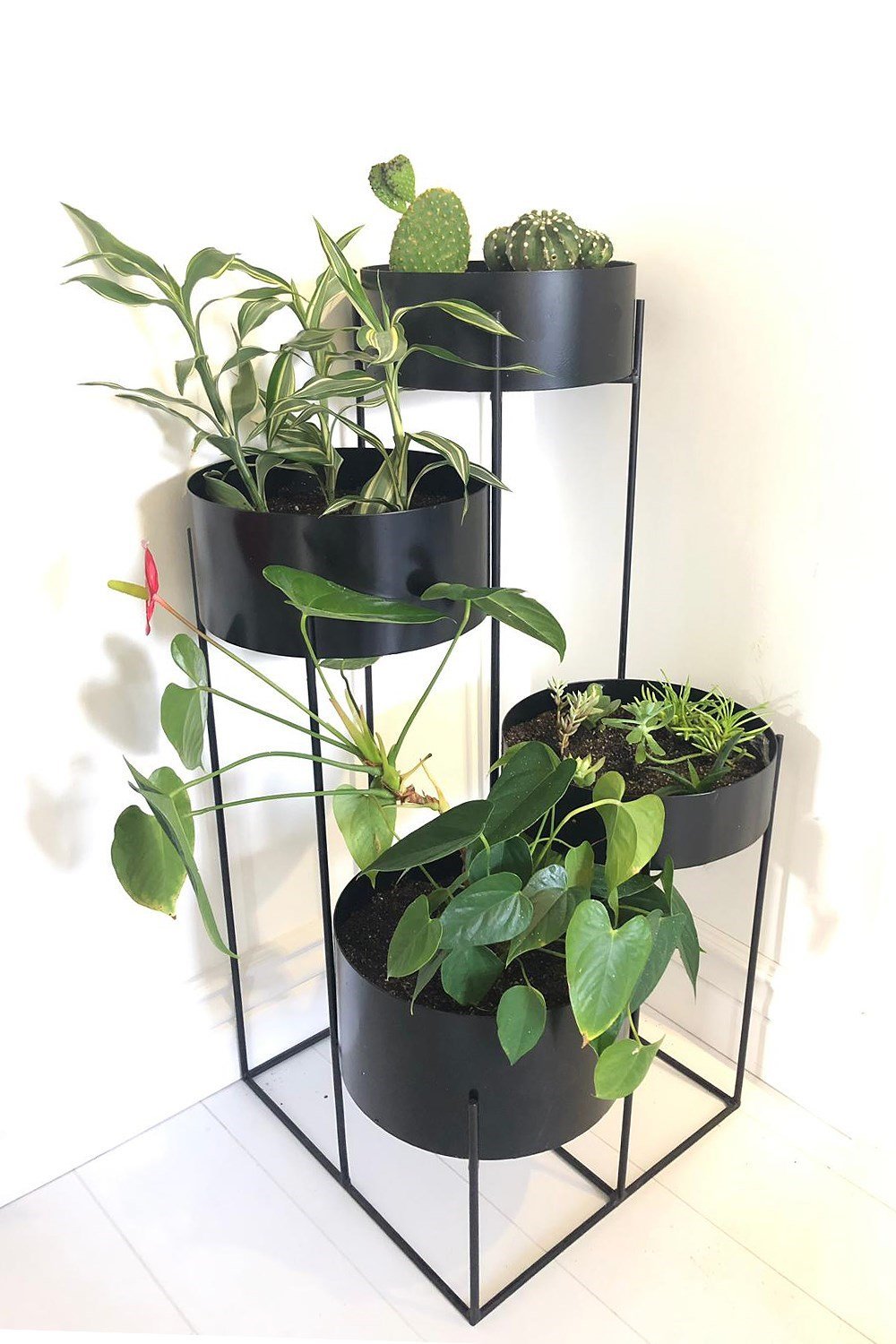 Yuvarlak metal dörtlü saksılık