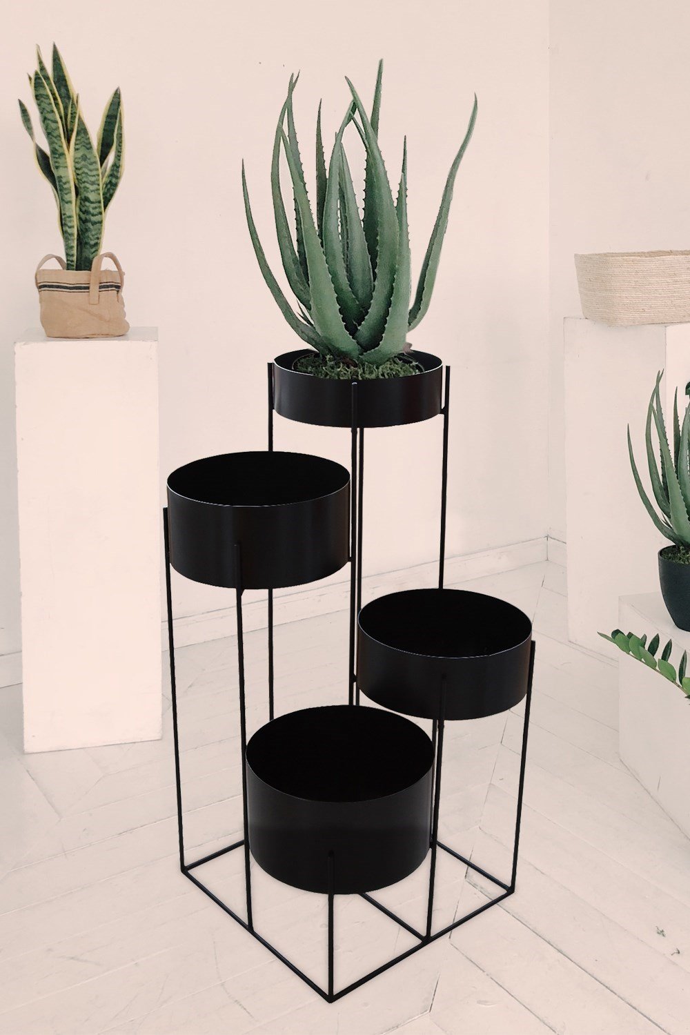 Yuvarlak metal dörtlü saksılık