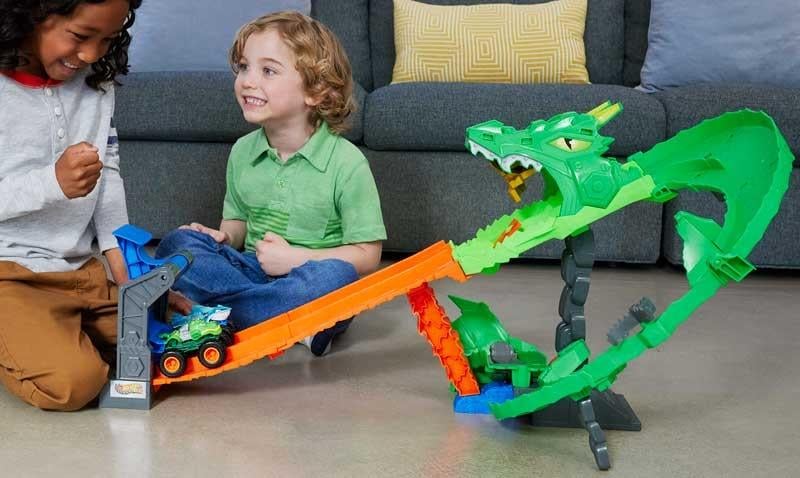 HOT WHEELS MONSTER TRUCKS KOPEK BALIGI VE KORKUNC EJDERHAYA KARSI OYUN SETI JFR06 Diğer JFR06