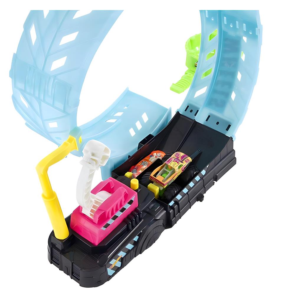 HOT WHEELS MONSTER TRUCKS KARANLIKTA PARLAYAN CEMBERDE YARIS SETI HBN02 Diğer HBN02