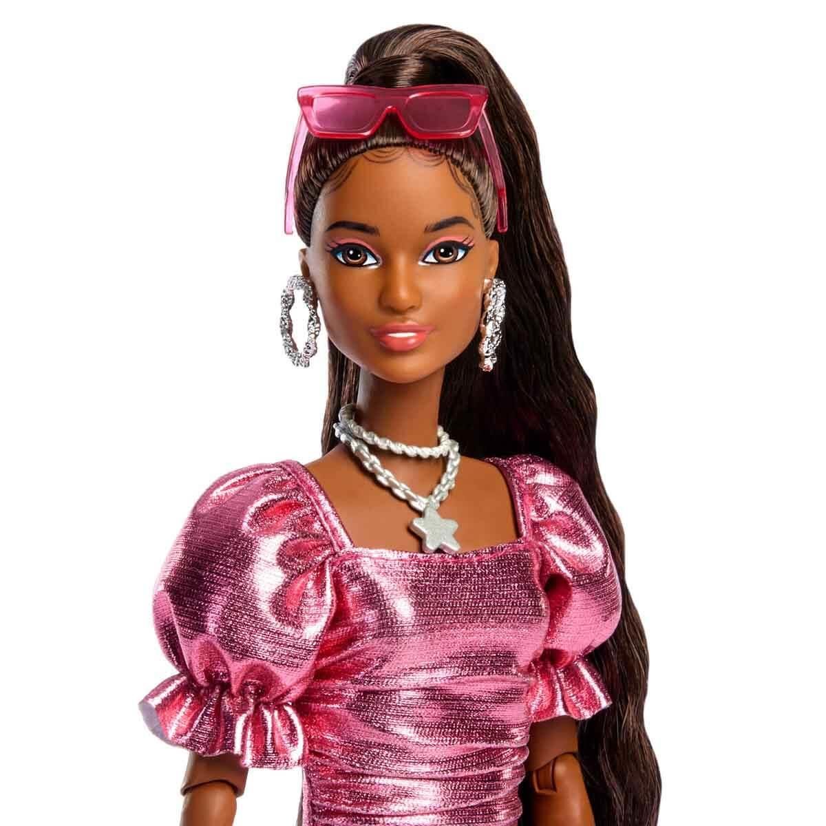 BARBIE DELUXE STYLE STIL IKONU METALIK PEMBE ELBISELI BEBEK JFP41 Diğer JFP41