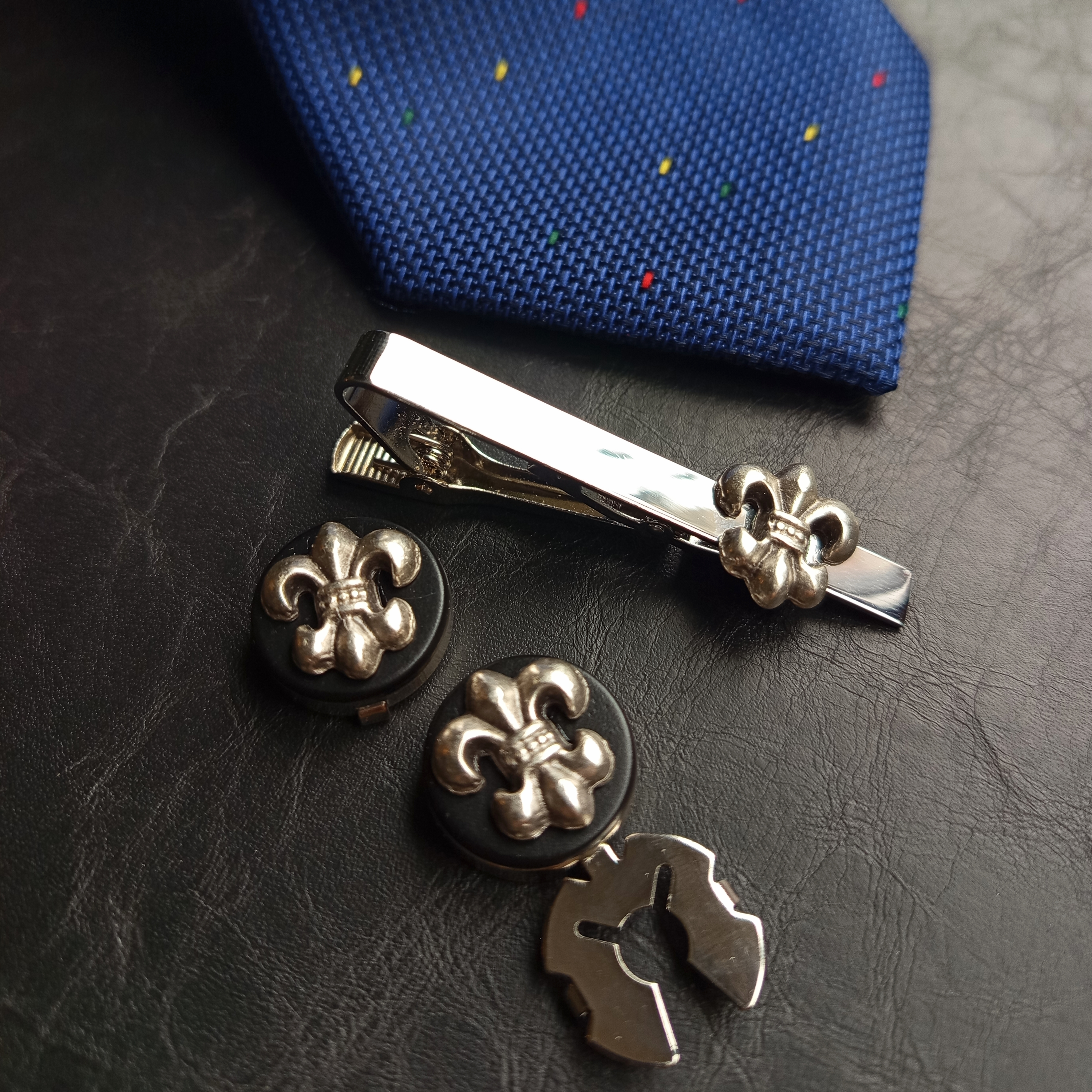 Hediye SetleriCMC2847Fleur De Lis Figürlü Geçmeli Kol Düğmesi ve Kravat İğnesi Seti