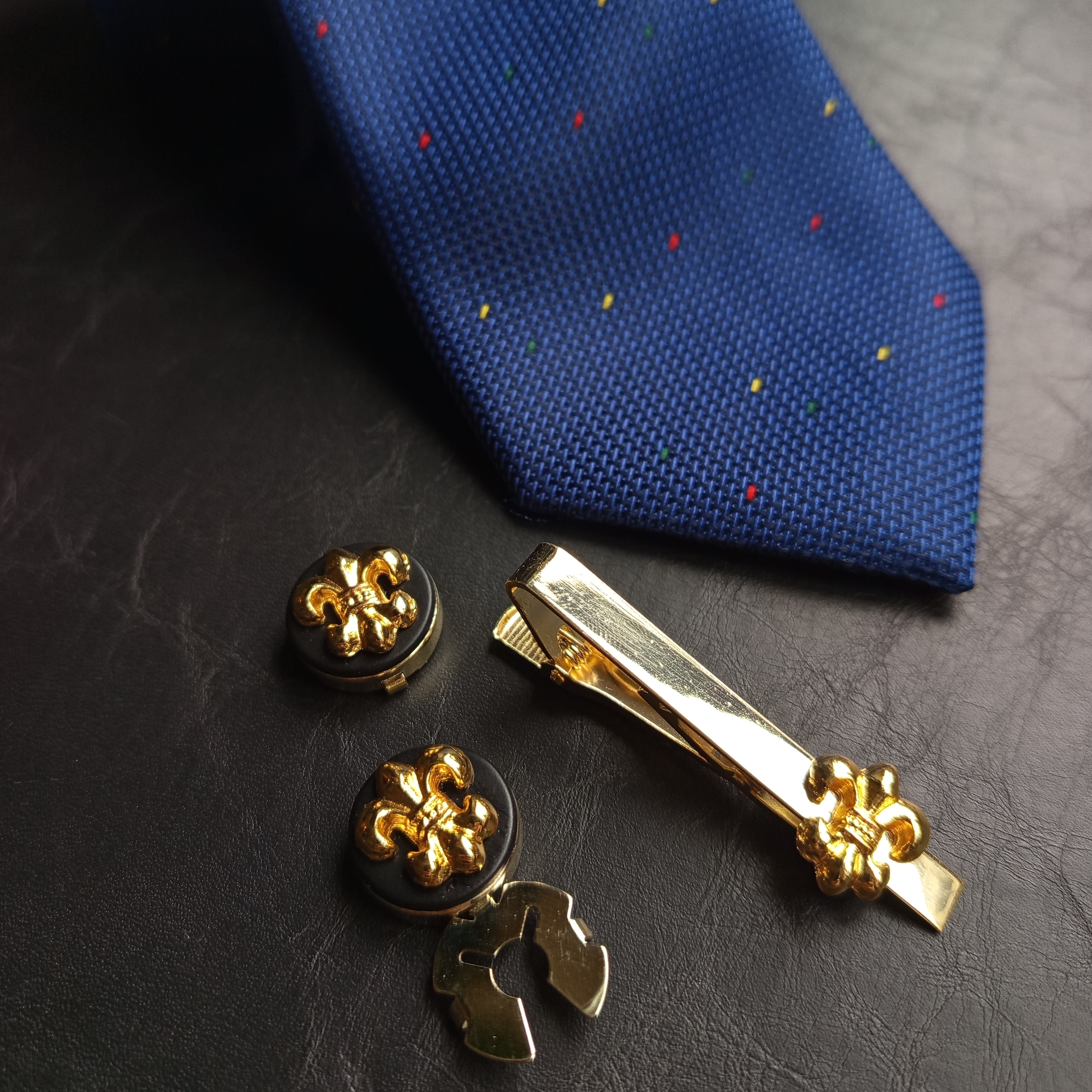 Hediye SetleriCMC2848Fleur De Lis Figürlü Geçmeli Kol Düğmesi ve Kravat İğnesi Seti
