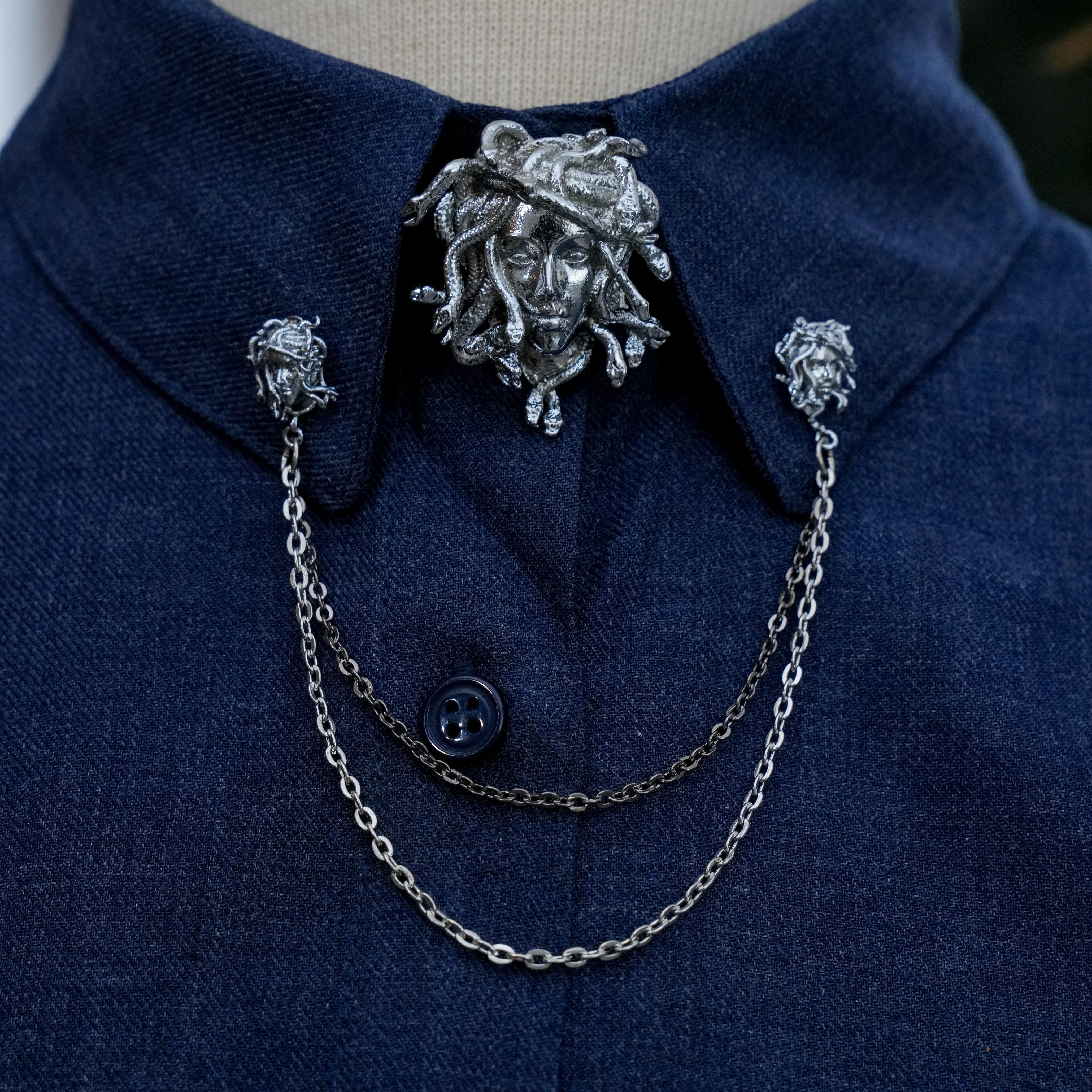 Gömlek Yaka İğnesiCMC2330Medusa Figürlü Gömlek Yaka İğnesi