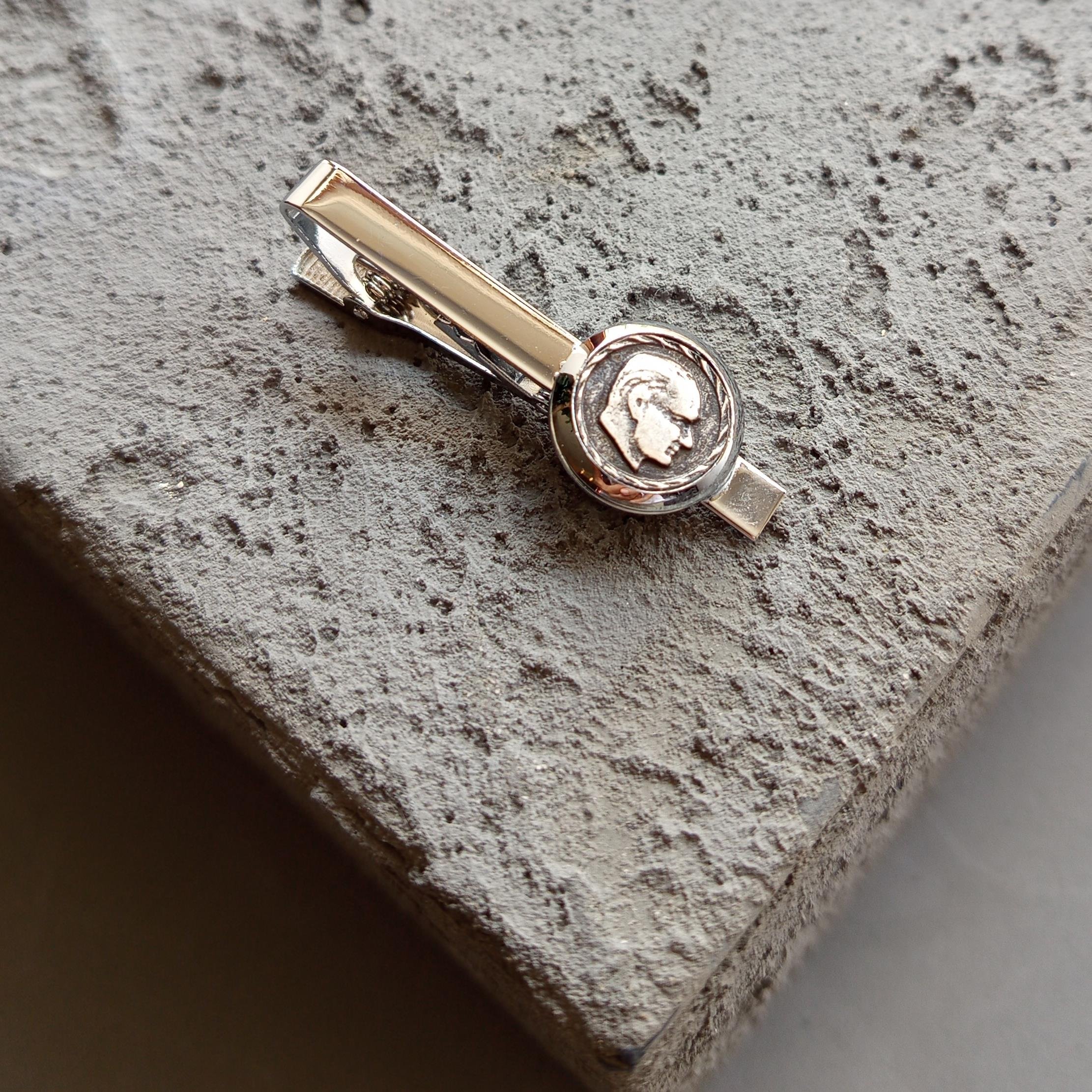 Hediye SetleriCMC2610Mustafa Kemal Atatürk Figürlü Kol Düğmesi ve Kravat İğnesi Seti