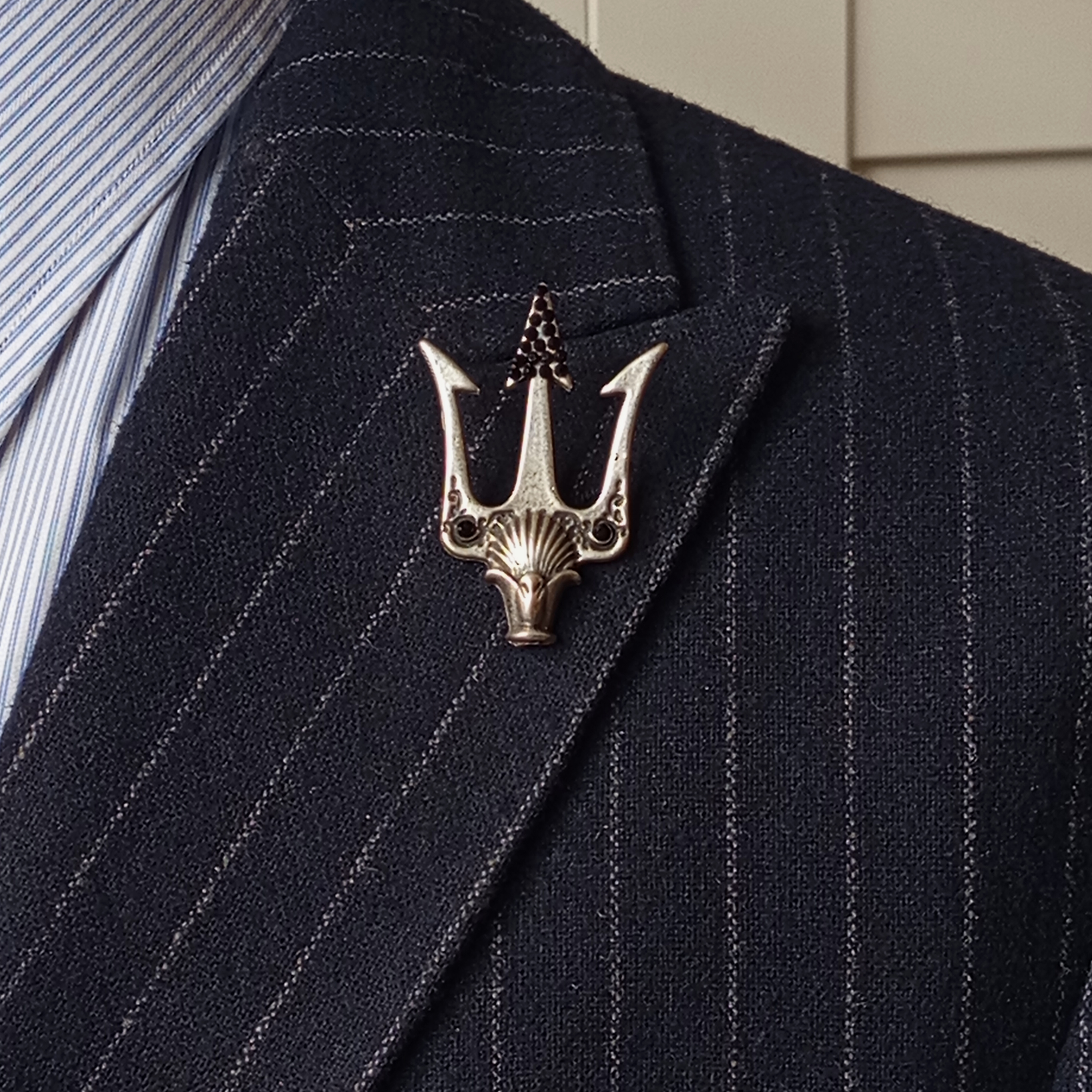 Yaka İğnesi & BroşCMC2844Poseidon'un Üç Uçlu Mızrağı Figürlü Yaka Broşu