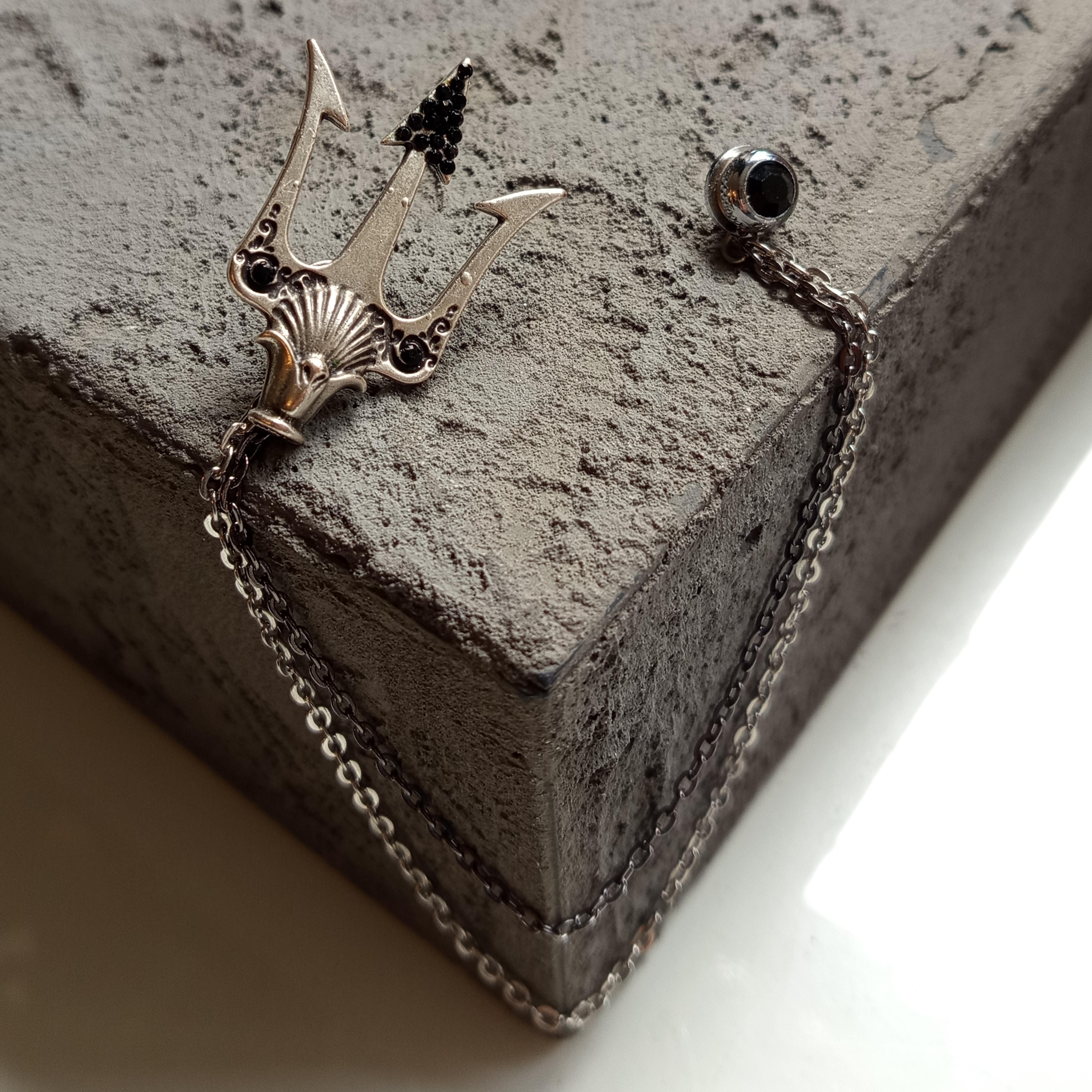 Yaka İğnesi & BroşCMC2824Poseidon'un Üç Uçlu Mızrağı Figürlü Ceket Yaka İğnesi