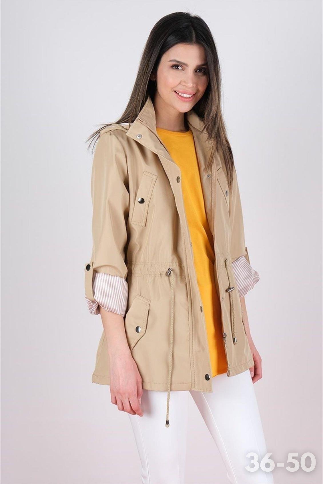 Goudot Kapüşonlu Mevsimlik Parka – Beli Büzgülü, Çıtçıt Detaylı CAMEL