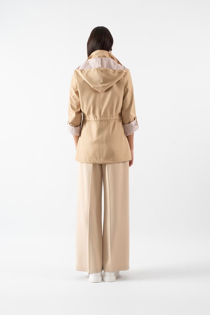 Goudot Kapüşonlu Mevsimlik Parka – Beli Büzgülü, Çıtçıt Detaylı AÇIK CAMEL