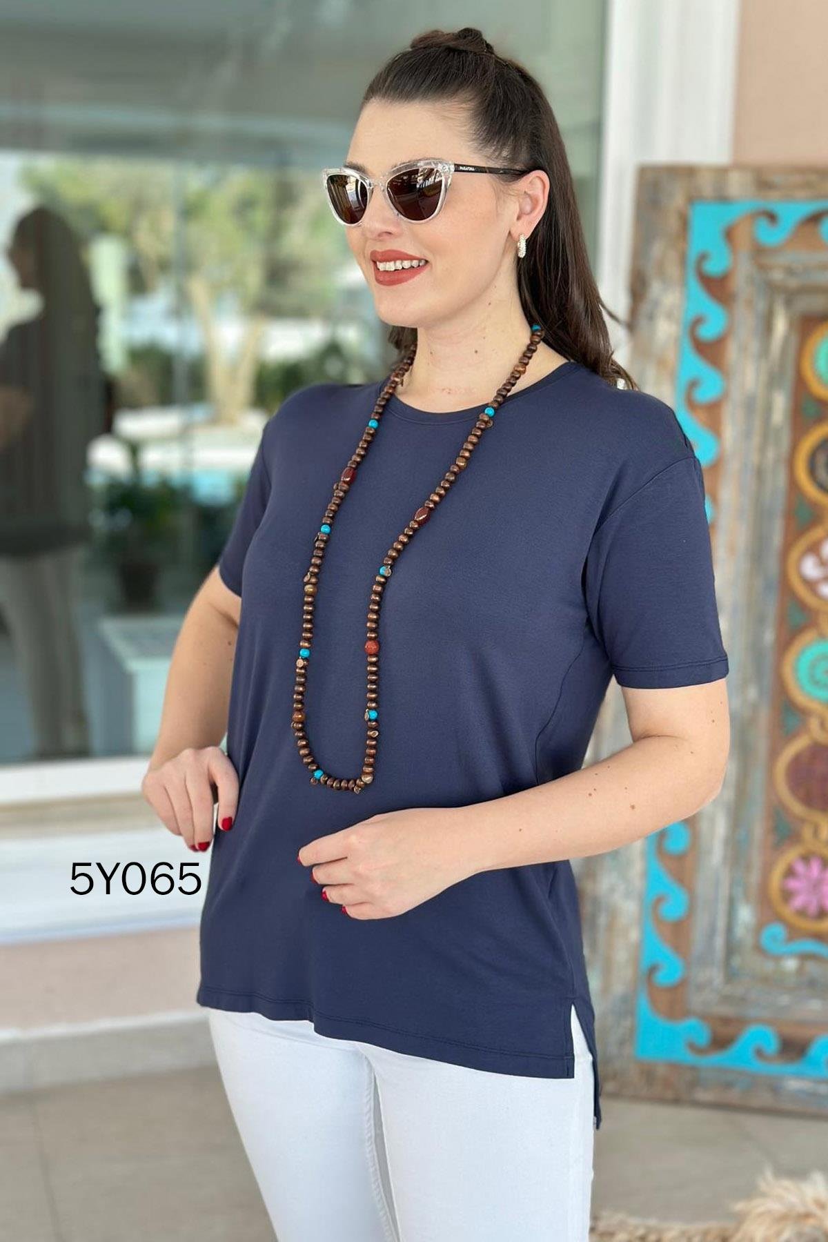 Bisiklet Yaka Yırtmaçlı Viskon Tshirt