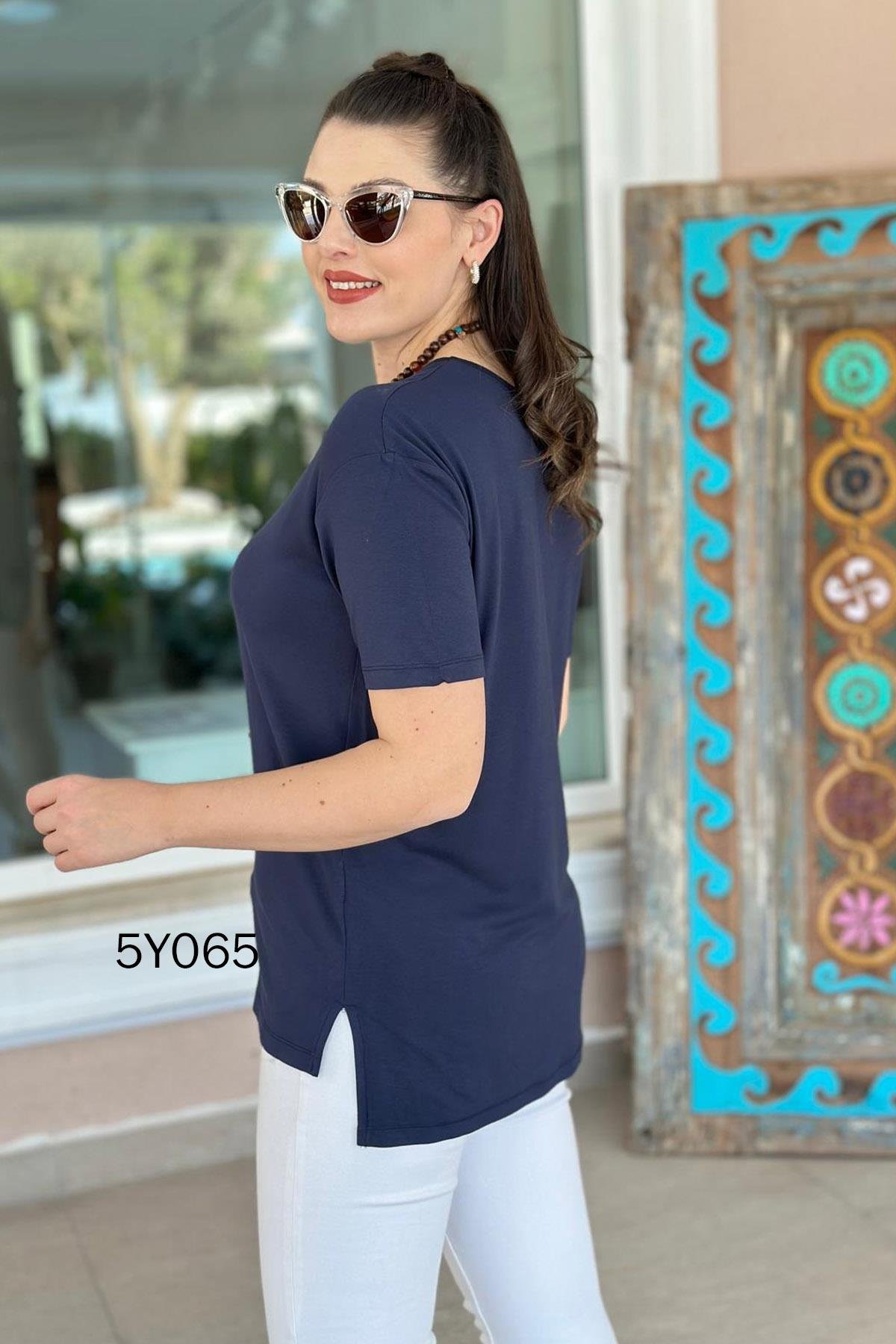 Bisiklet Yaka Yırtmaçlı Viskon Tshirt