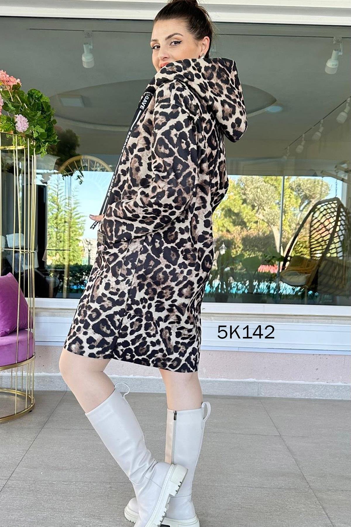 Kapşonlu Leopar Desenli Kaban