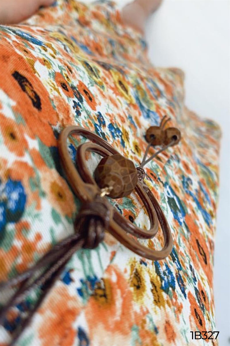 Kolye Hediyeli Sıfır Kol Desenli Elbise