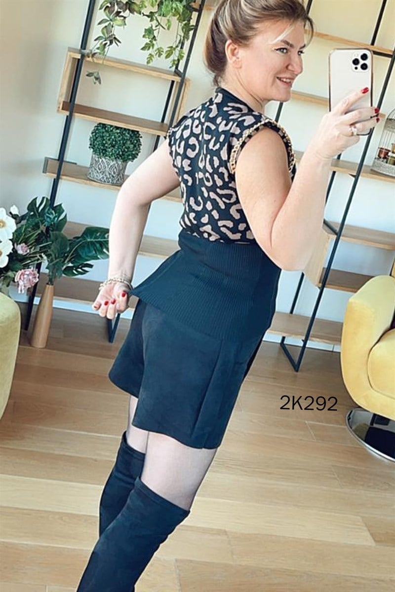 Omuzları Vatkalı Zincir Detaylı Triko Bluz