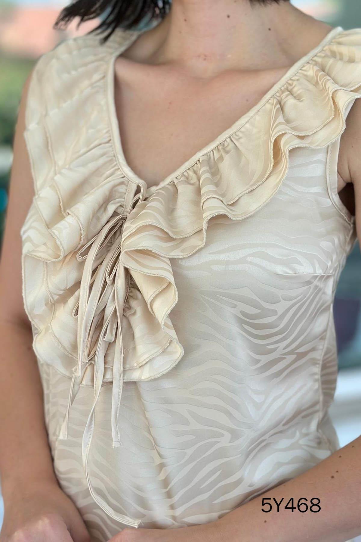 Yakası Volanlı Sıfır Kol Jakarlı Bluz