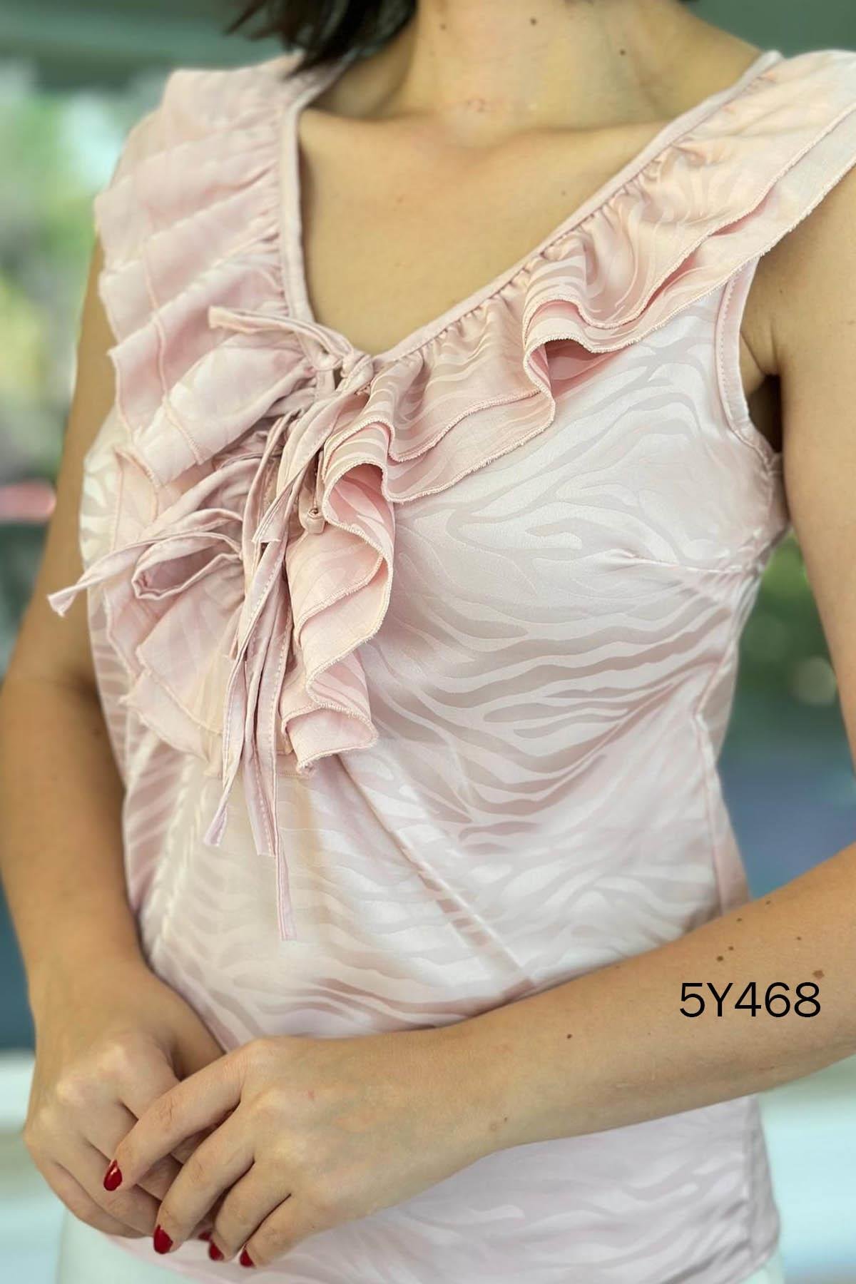 Yakası Volanlı Sıfır Kol Jakarlı Bluz