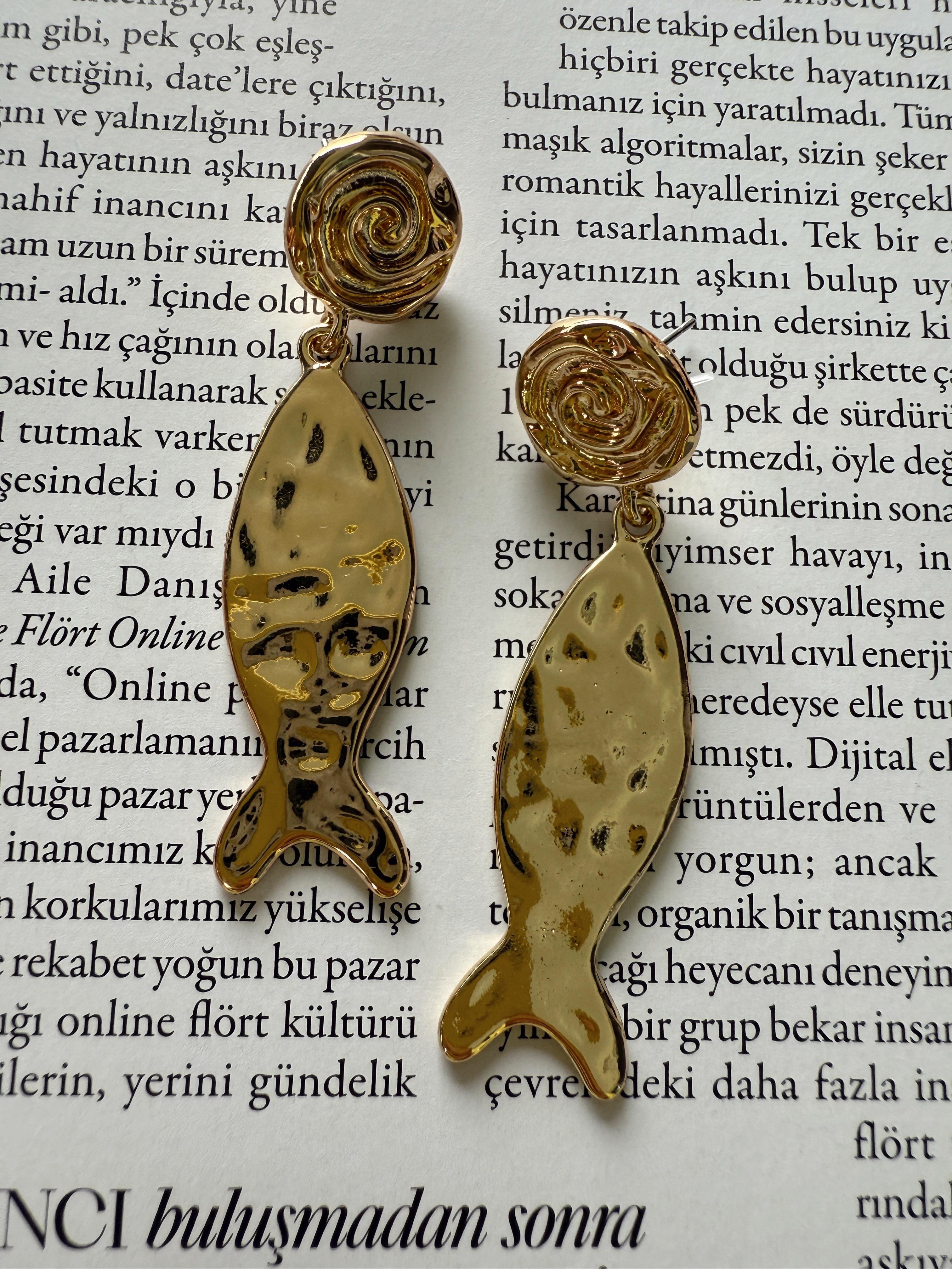 Balık Detaylı Sallantılı Küpe Gold