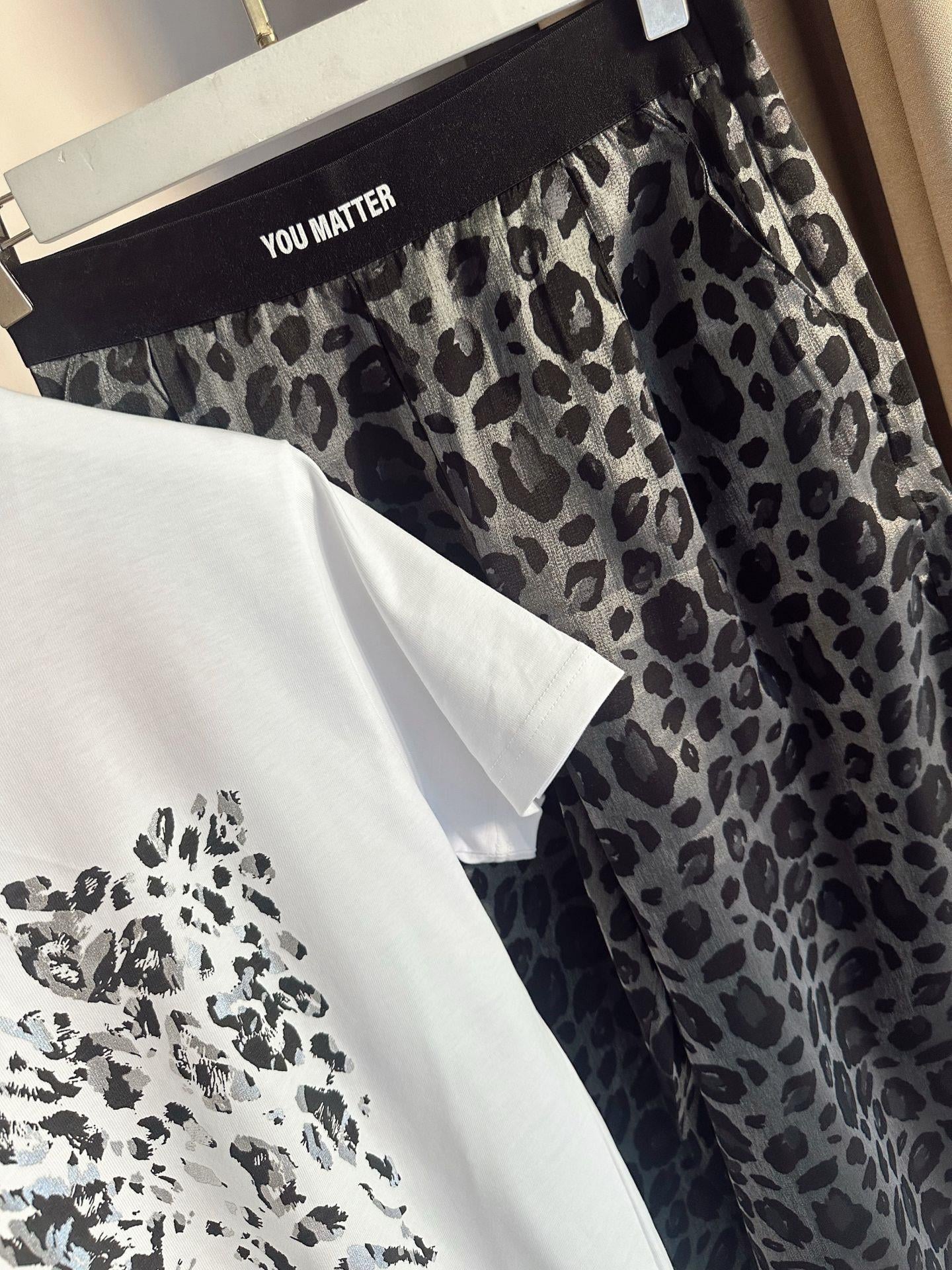 Bol Kesim Leopar Desen Bel Detaylı Pantolon
