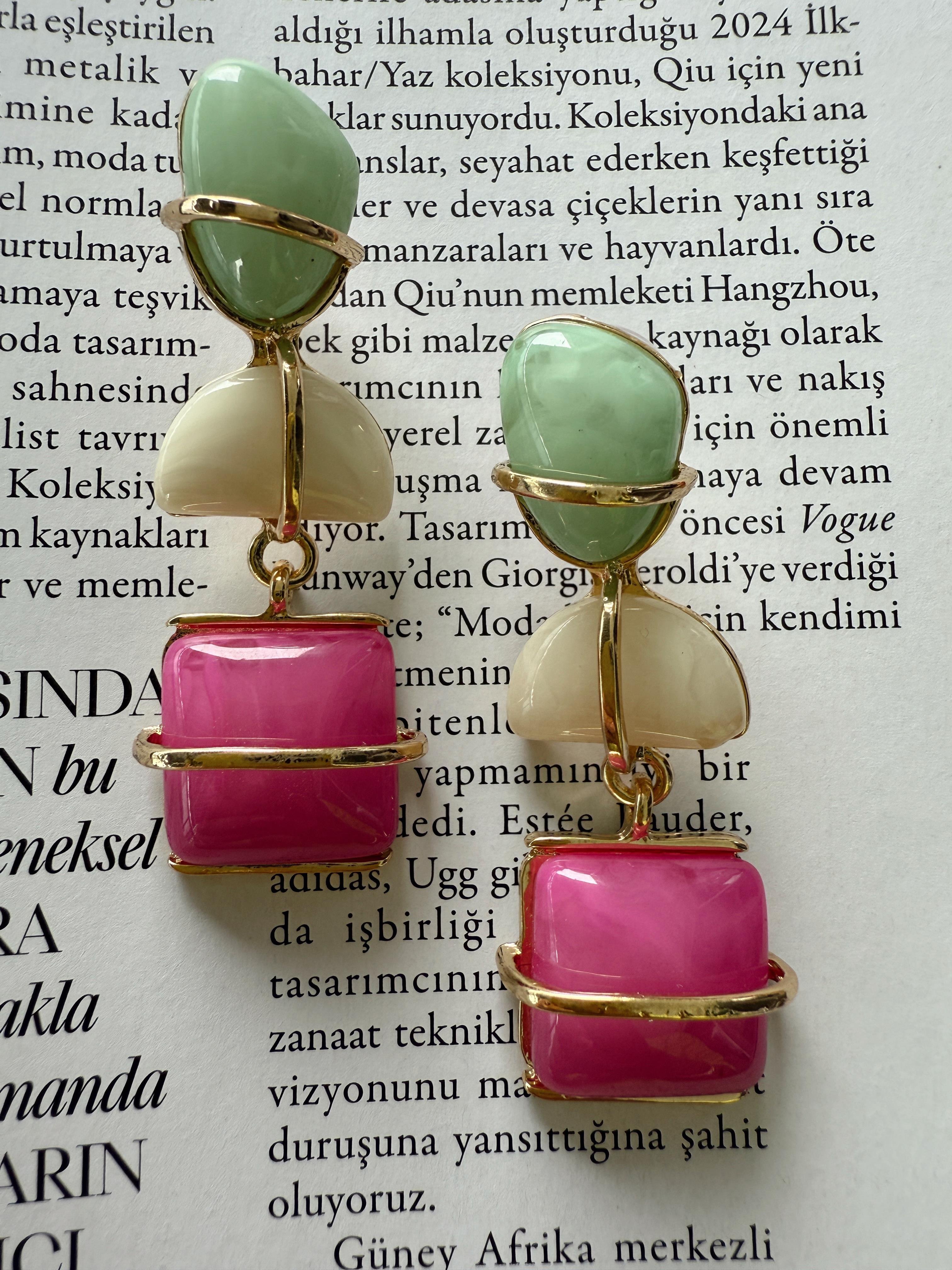 Pembe Taş Detaylı Sallantılı Küpe Gold