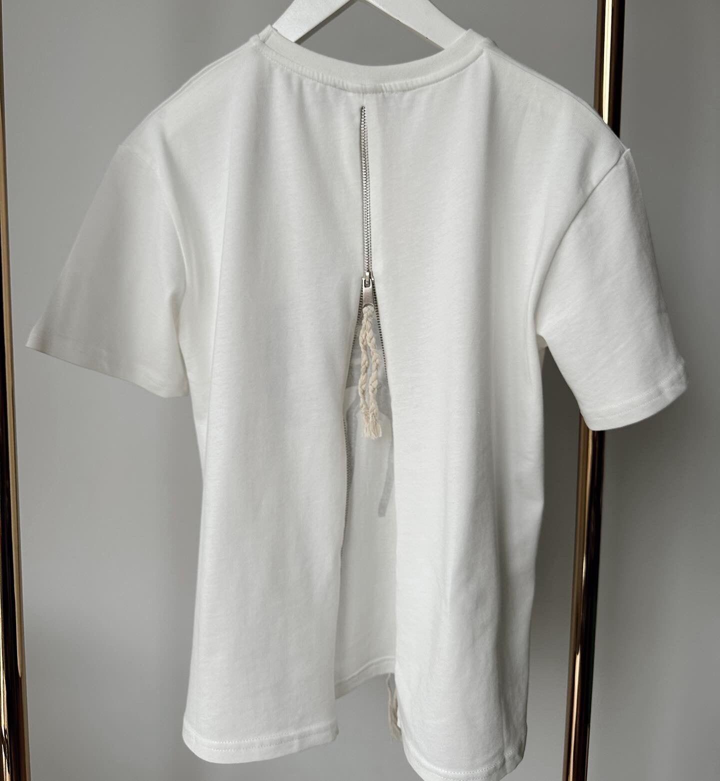 Sırtı Fermuar Detaylı Baskılı T-shirt