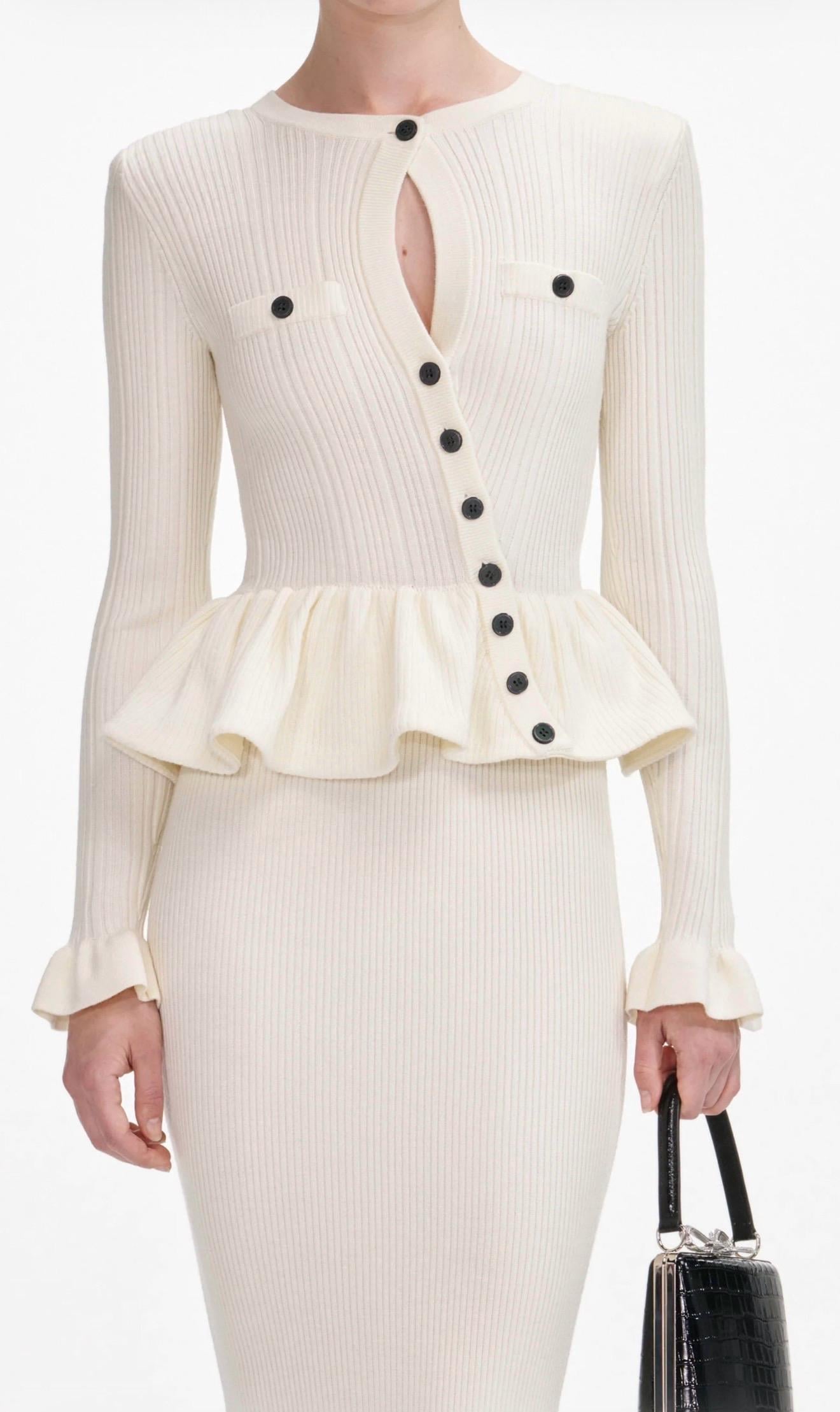 Düğmeli Peplum Detaylı Beyaz Triko Midi Tasarım Elbise