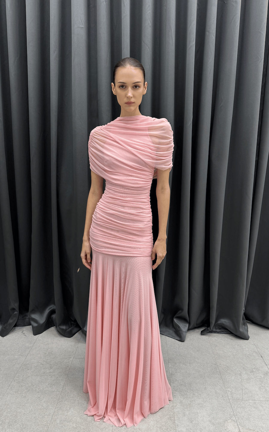 TASARIM DRAPE VE TÜL DETAYLI PEMBE UZUN MİDİ ELBİSE