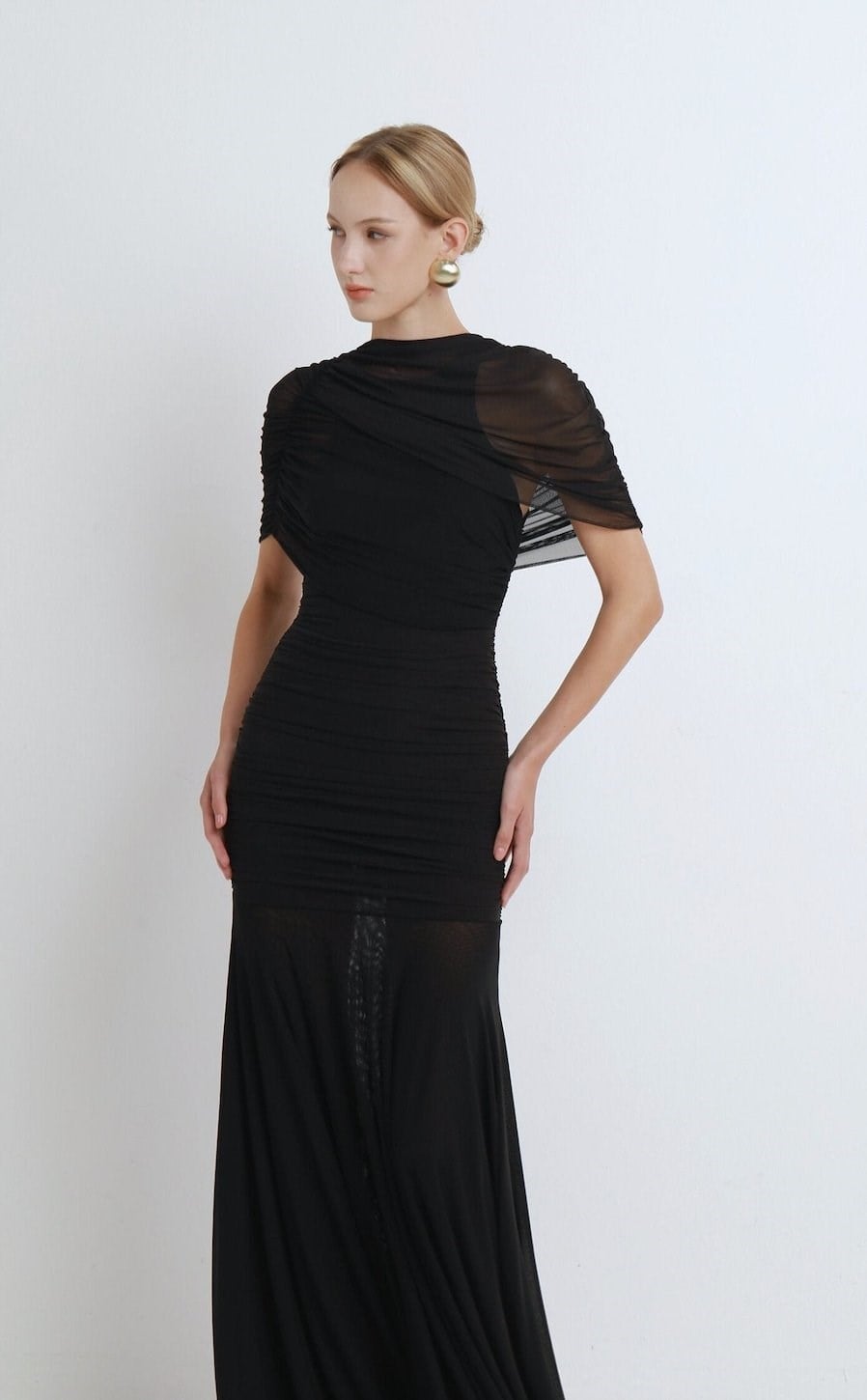 TASARIM DRAPE VE TÜL DETAYLI SİYAH UZUN MİDİ ELBİSE