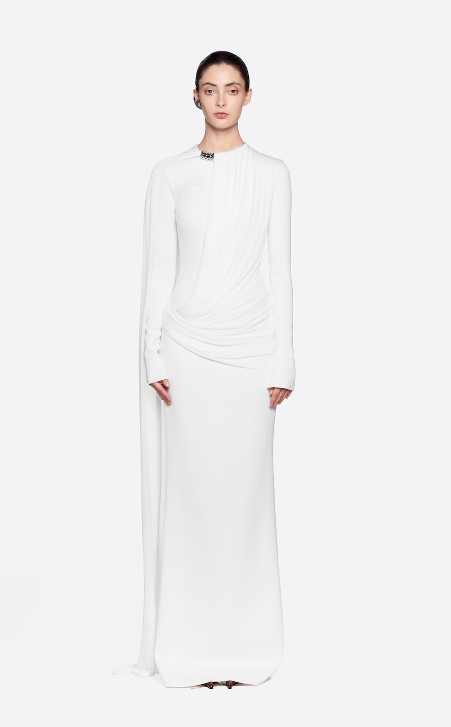 TASARIM PELERİN VE DRAPE DETAYLI UZUN KOLLU BEYAZ MAKSİ ELBİSE
