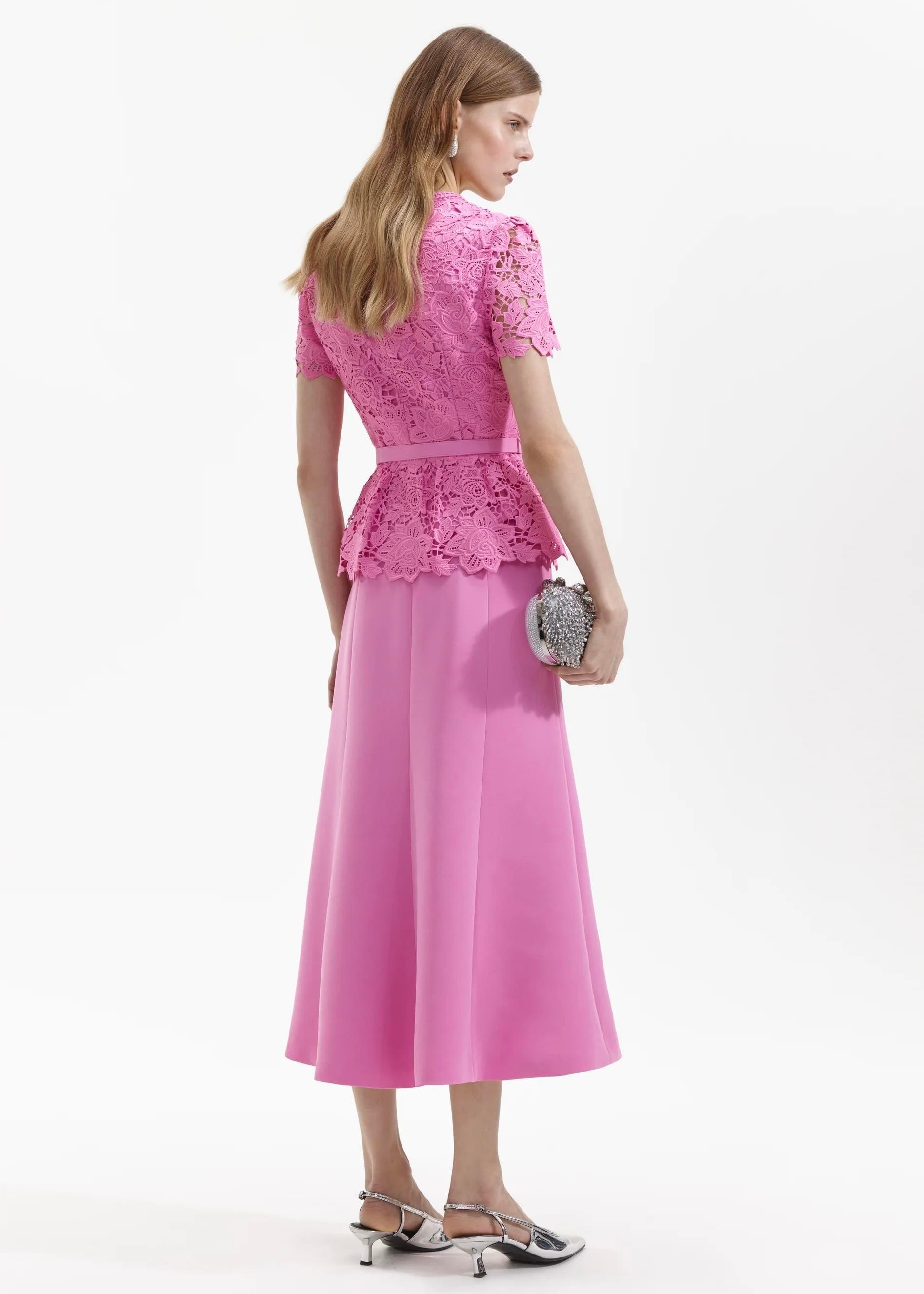 TASARIM PEMBE KEMERLİ MİDİ  DANTEL ELBİSE
