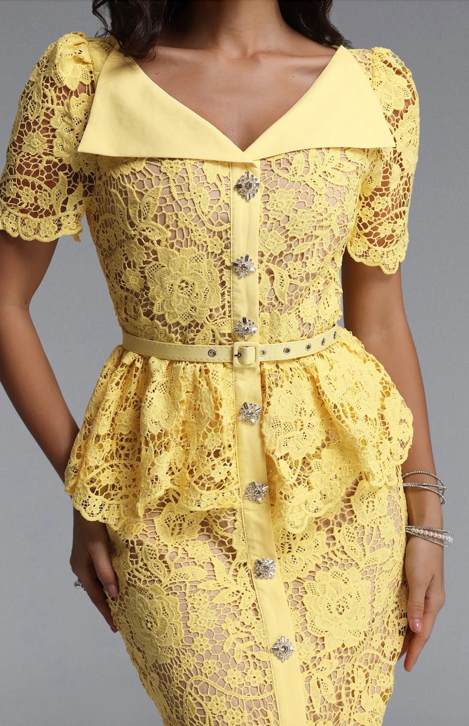 TASARIM PEPLUM KEMERLİ SARI DANTEL DETAYLI MİDİ ELBİSE