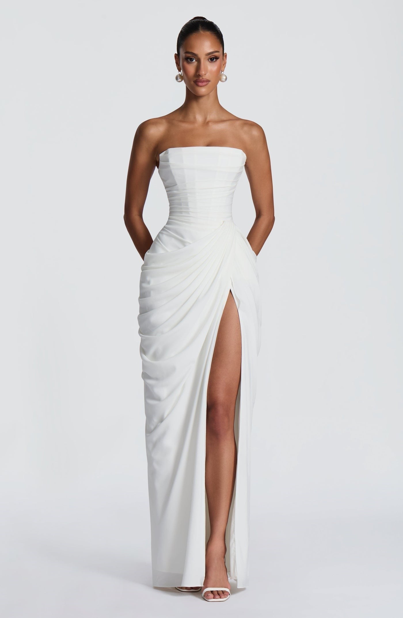TASARIM SIRTI DRAPE DETAYLI YIRTMAÇLI BEYAZ ELBİSE
