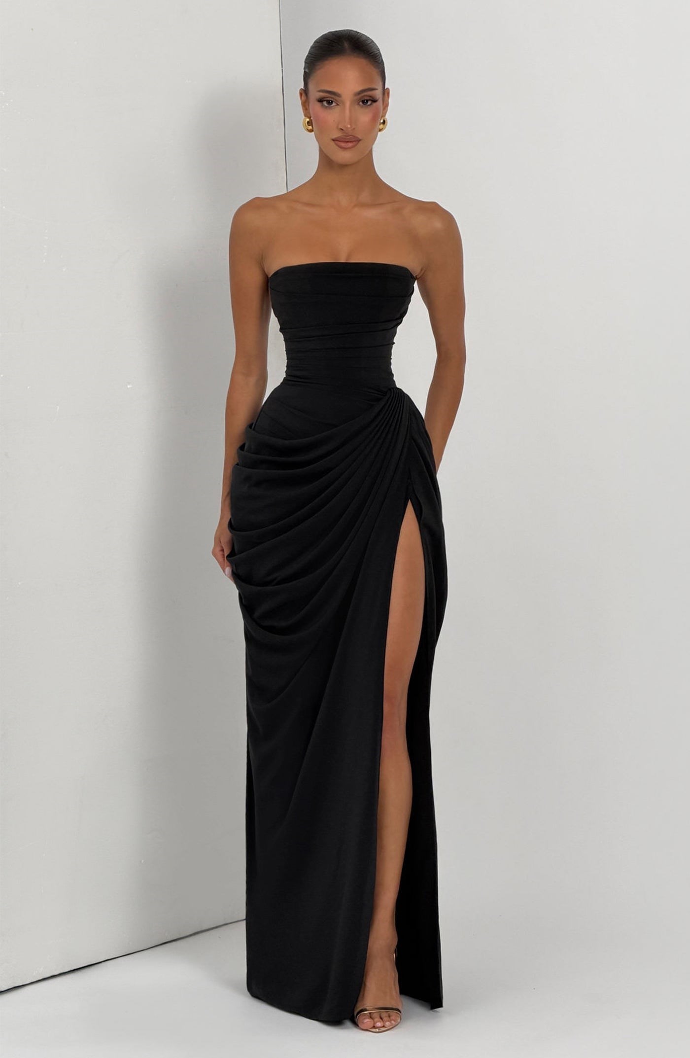 TASARIM SIRTI DRAPE DETAYLI YIRTMAÇLI SİYAH ELBİSE