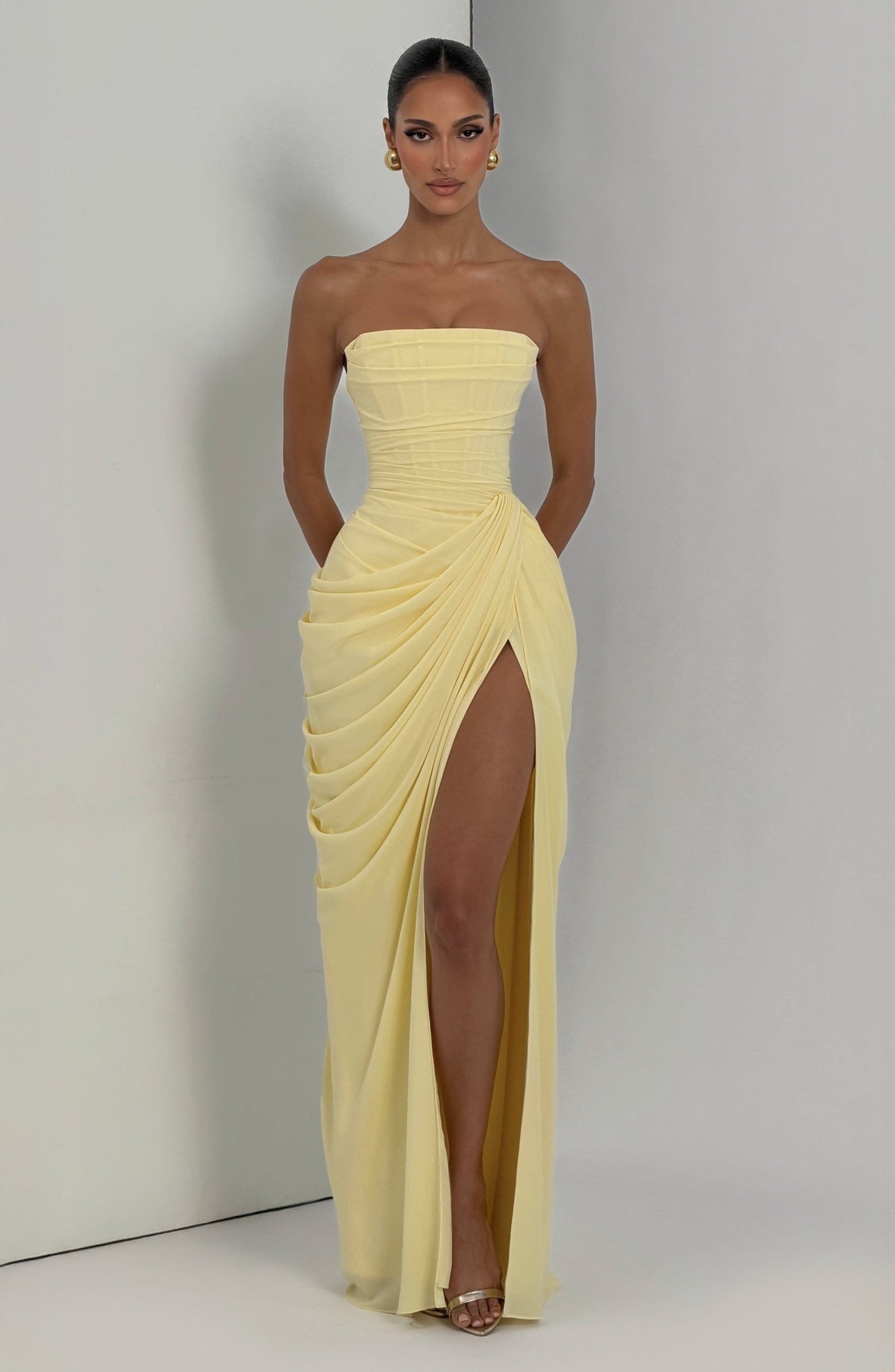 TASARIM SIRTI DRAPE DETAYLI YIRTMAÇLI SARI ELBİSE