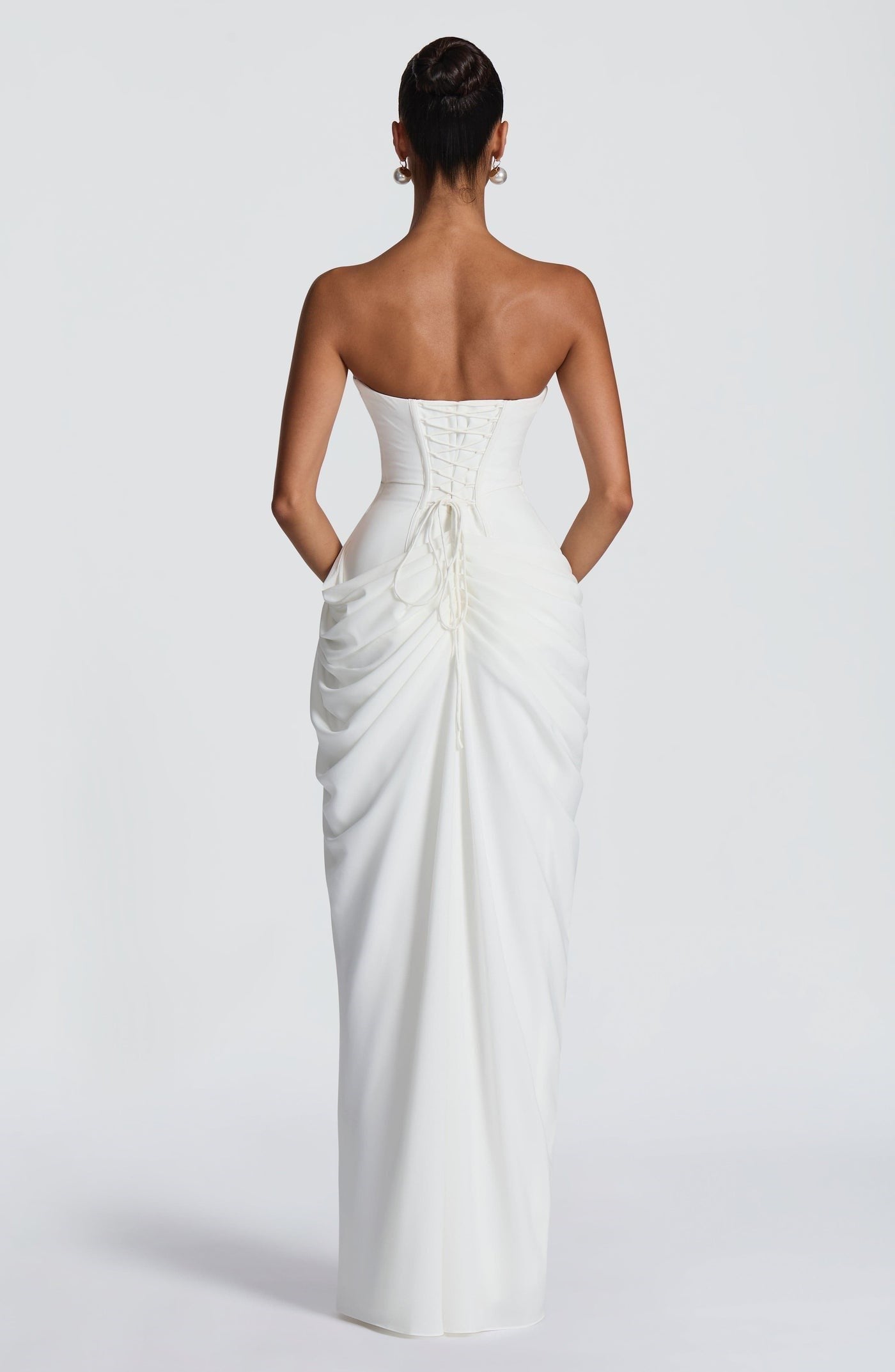 TASARIM SIRTI DRAPE DETAYLI YIRTMAÇLI BEYAZ ELBİSE