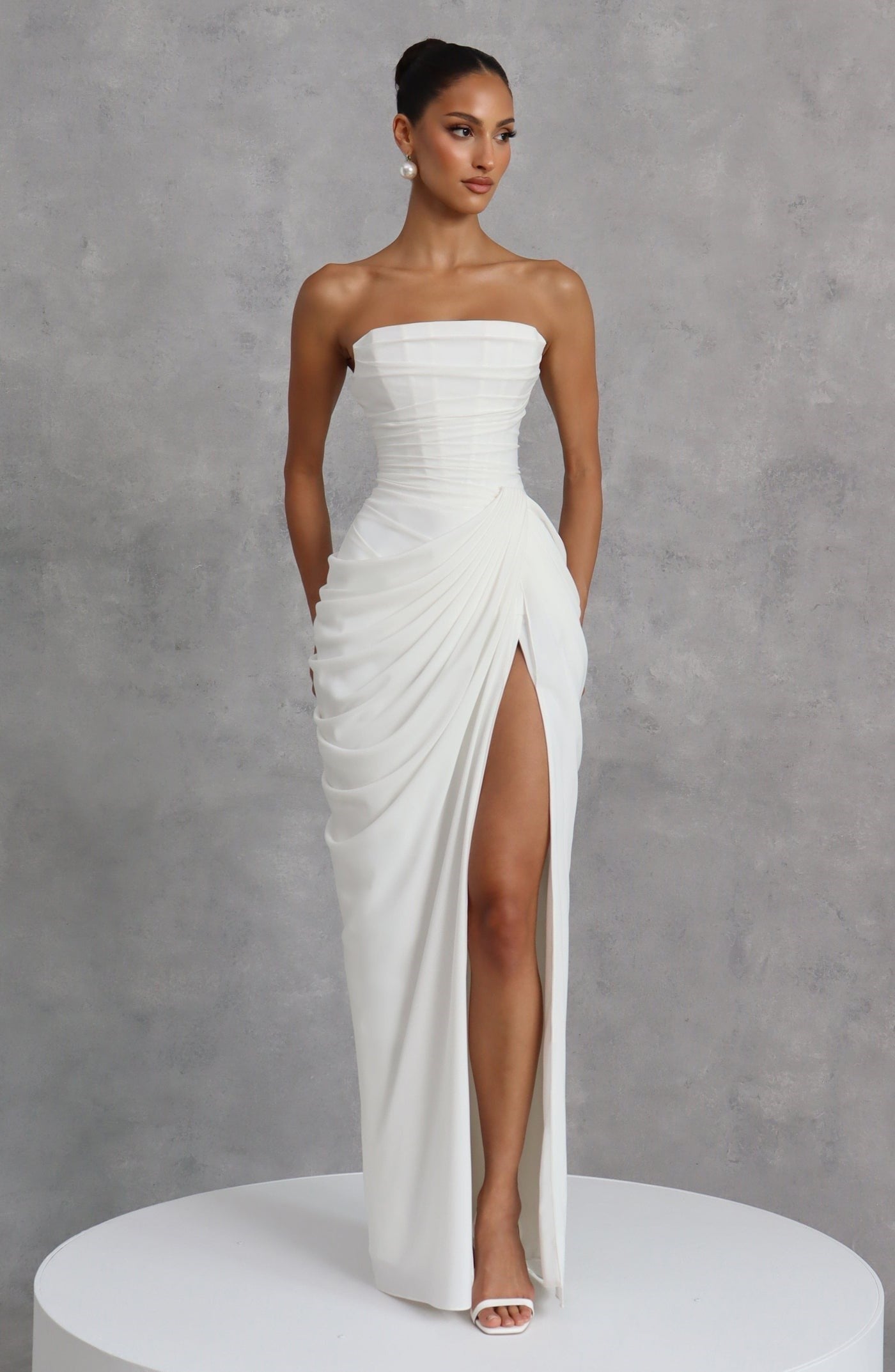 TASARIM SIRTI DRAPE DETAYLI YIRTMAÇLI BEYAZ ELBİSE
