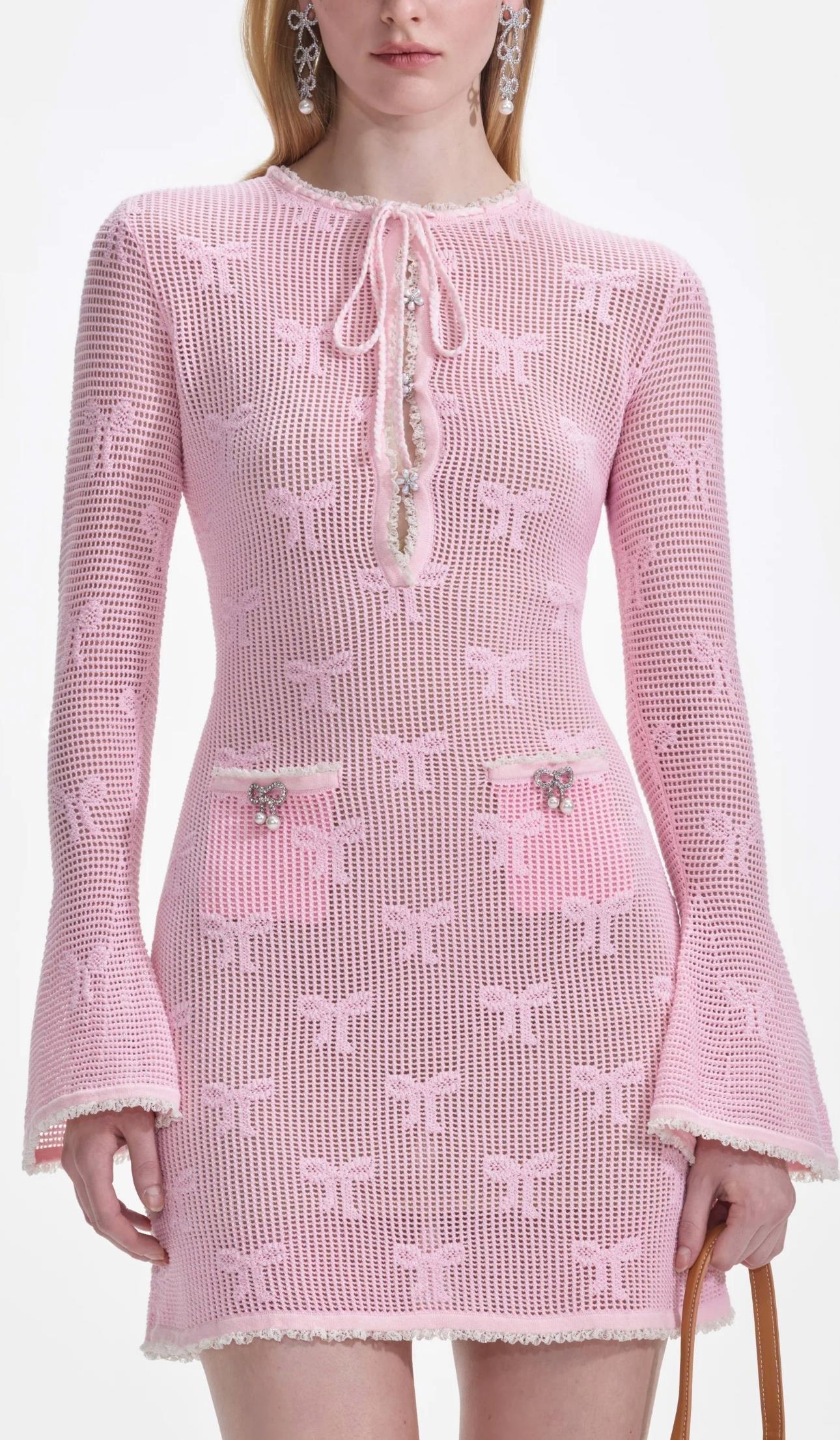 Uzun Kollu Nakışlı Fiyonklu Mini Pembe Tasarım Elbise