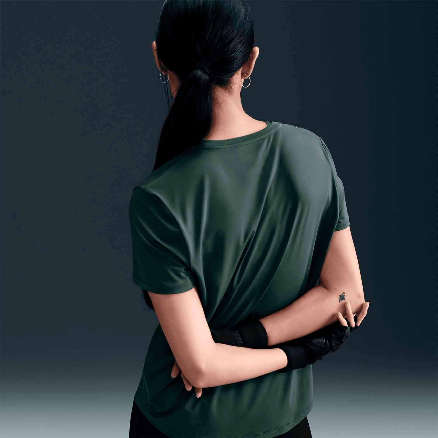 NikeNike One Classic Dri-Fit Kadın Antreman Üstü