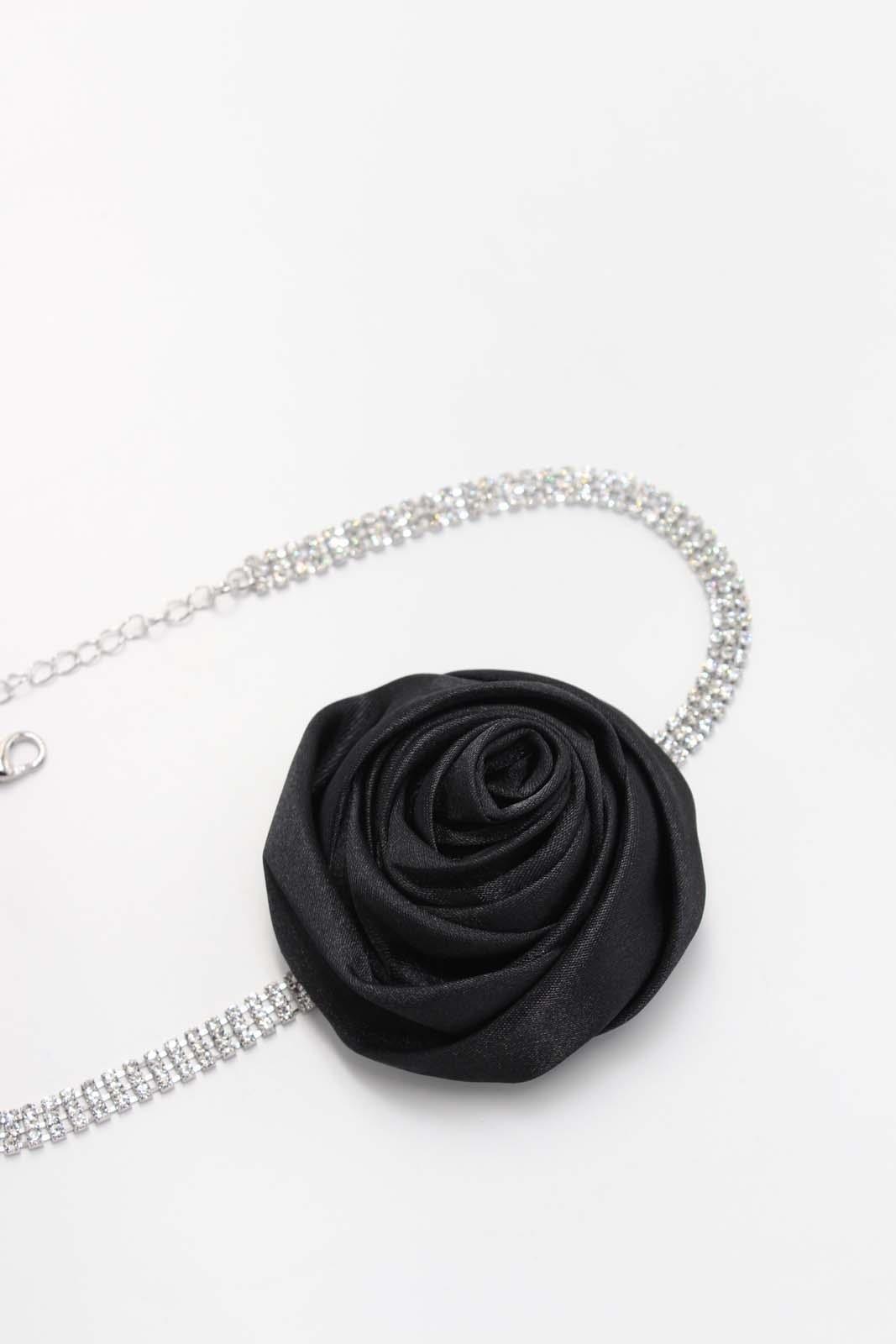 Zirkon Taşlı Gül Detaylı Choker Kolye