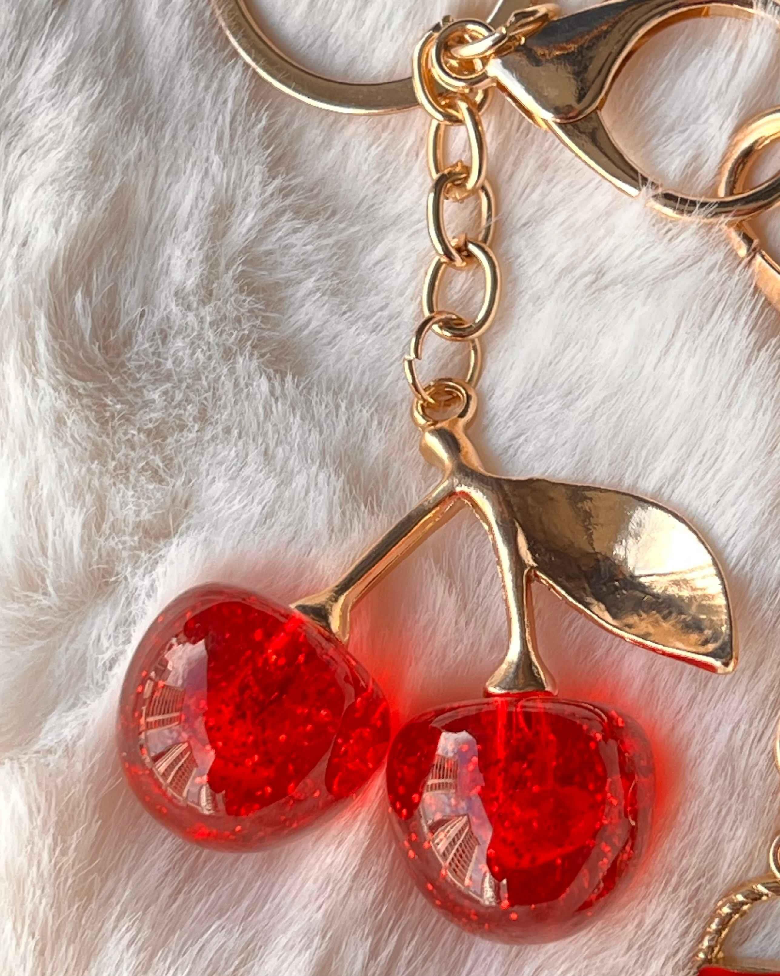Hediyelik Kırmızı Kiraz ve Charm Detaylı Anahtarlık – Gold
