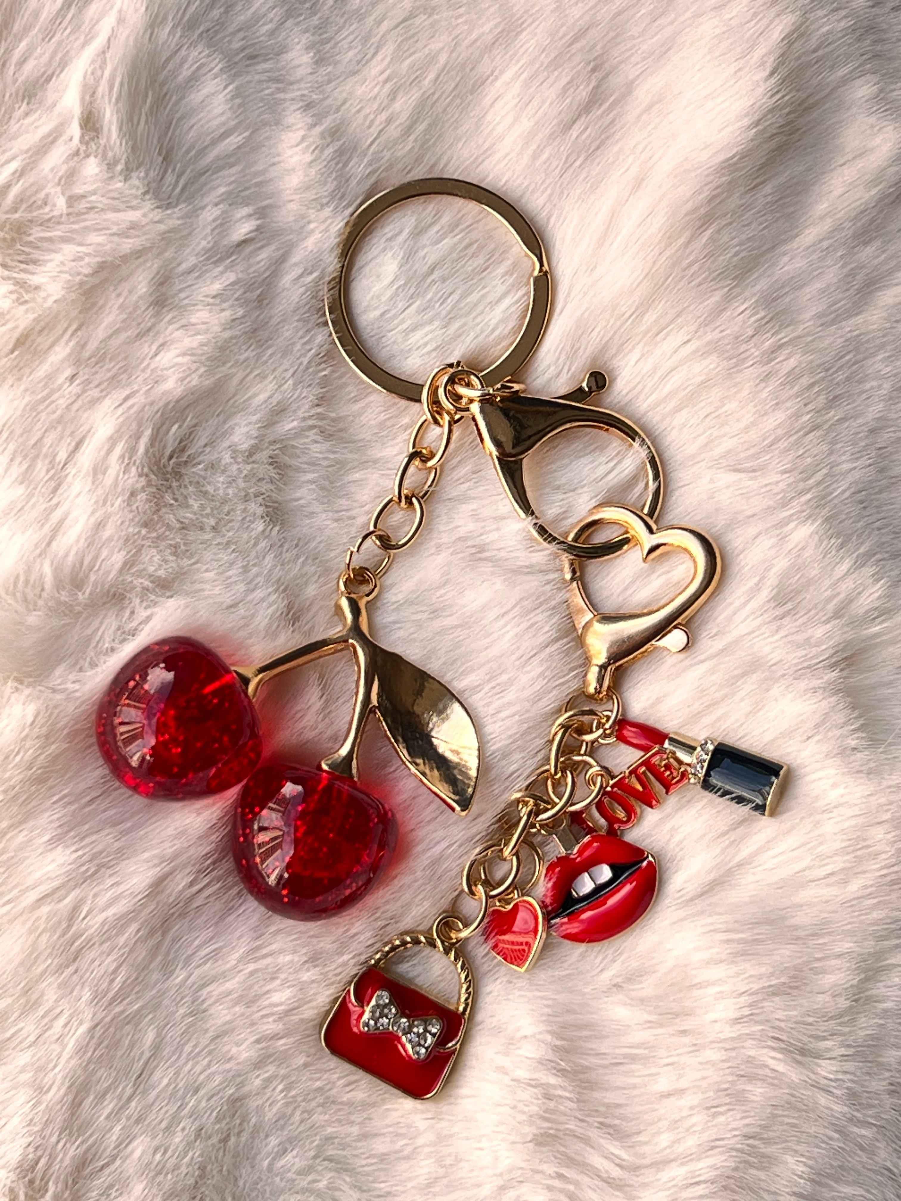Hediyelik Kırmızı Kiraz ve Charm Detaylı Anahtarlık – Gold