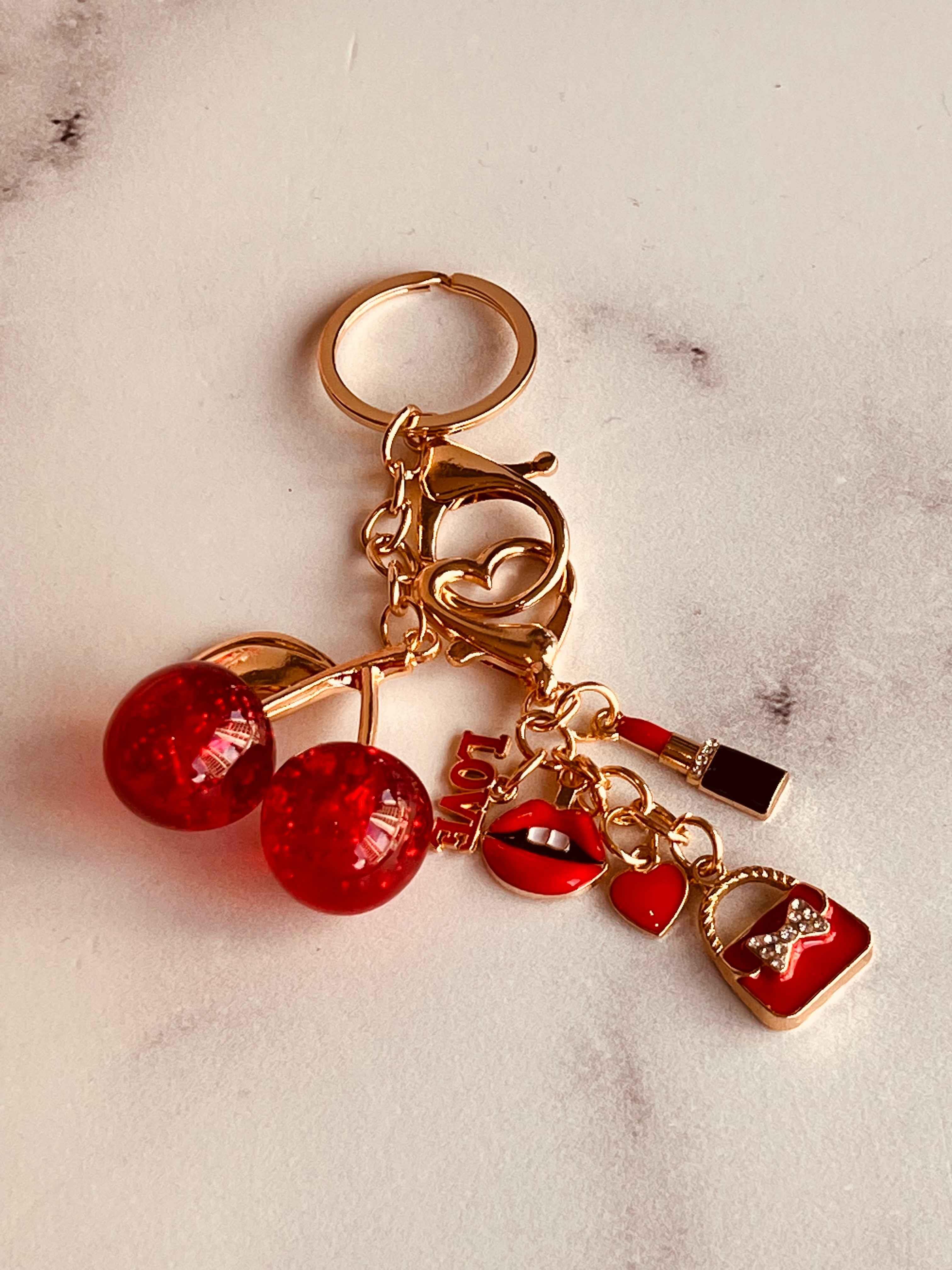 Hediyelik Kırmızı Kiraz ve Charm Detaylı Anahtarlık – Gold